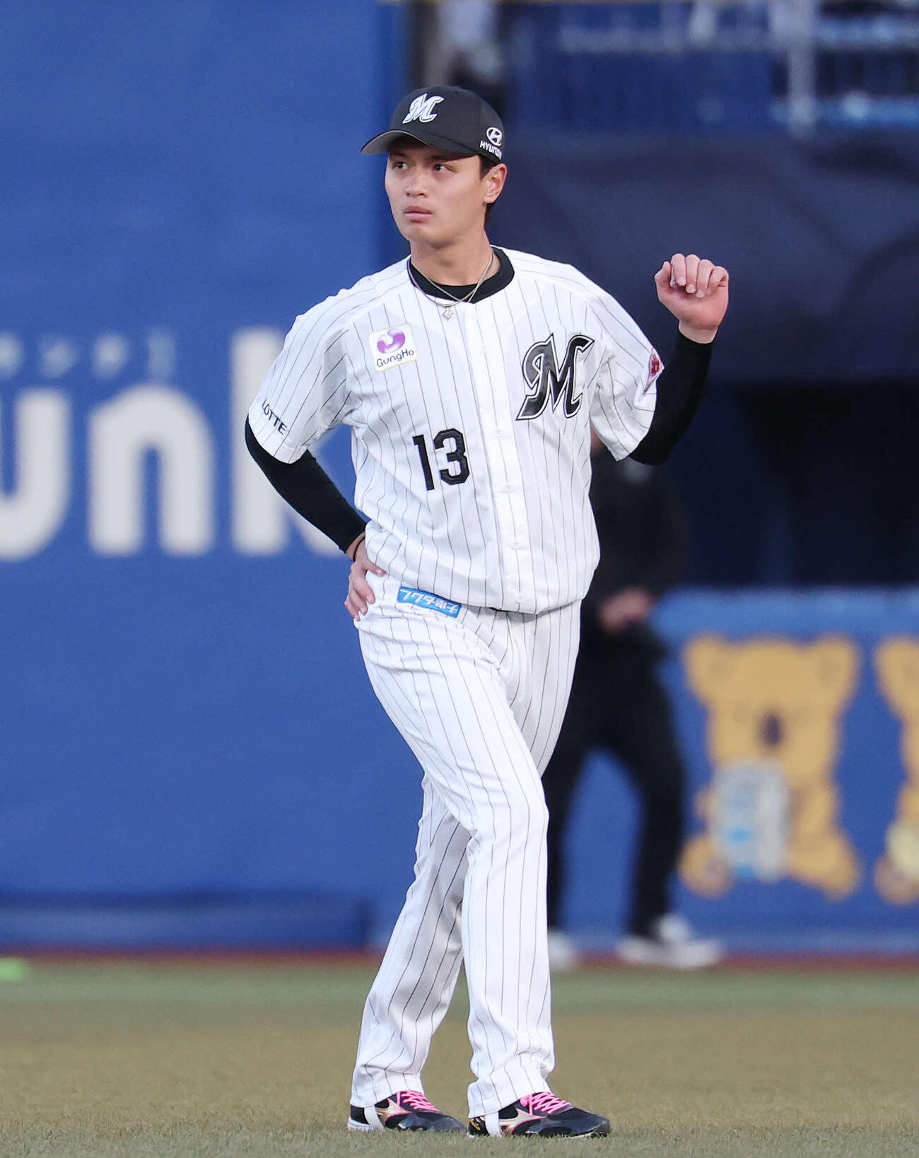 ロッテ対西武　試合前、ウオーミングアップするロッテ毛利（撮影・宮地輝）