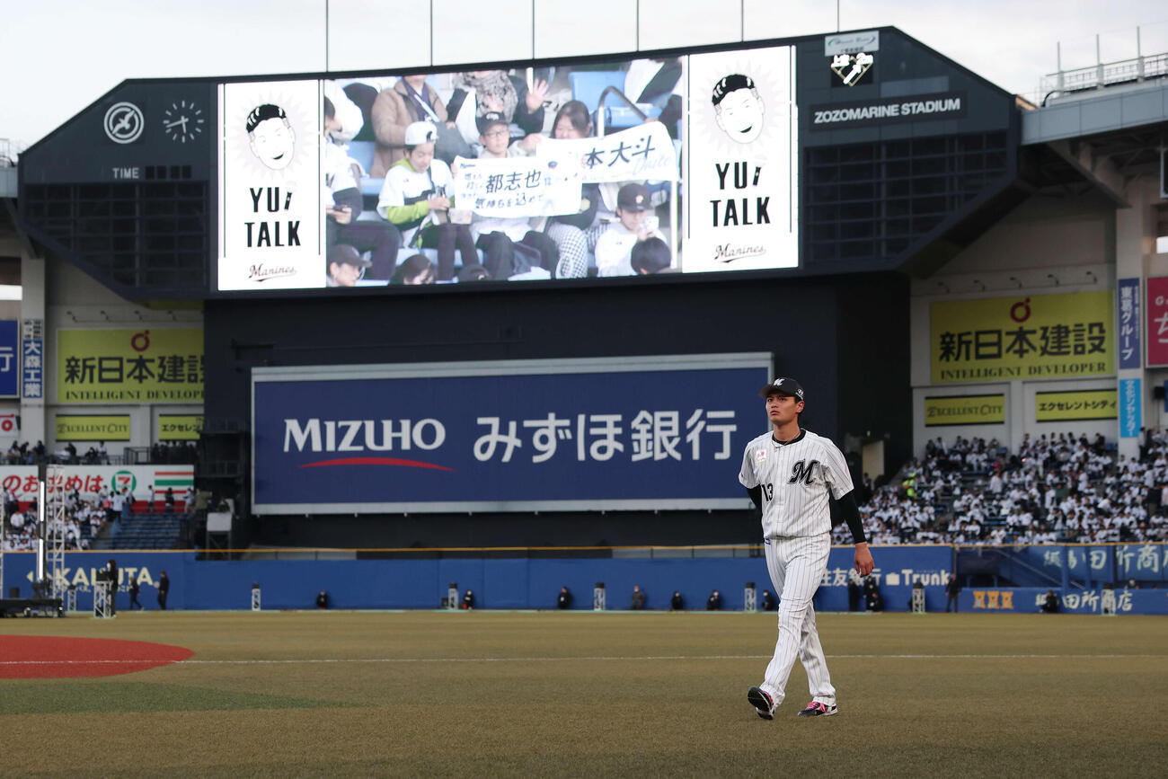 ロッテ対西武　試合前、ウオーミングアップを終えベンチに向かうロッテ毛利（撮影・宮地輝）