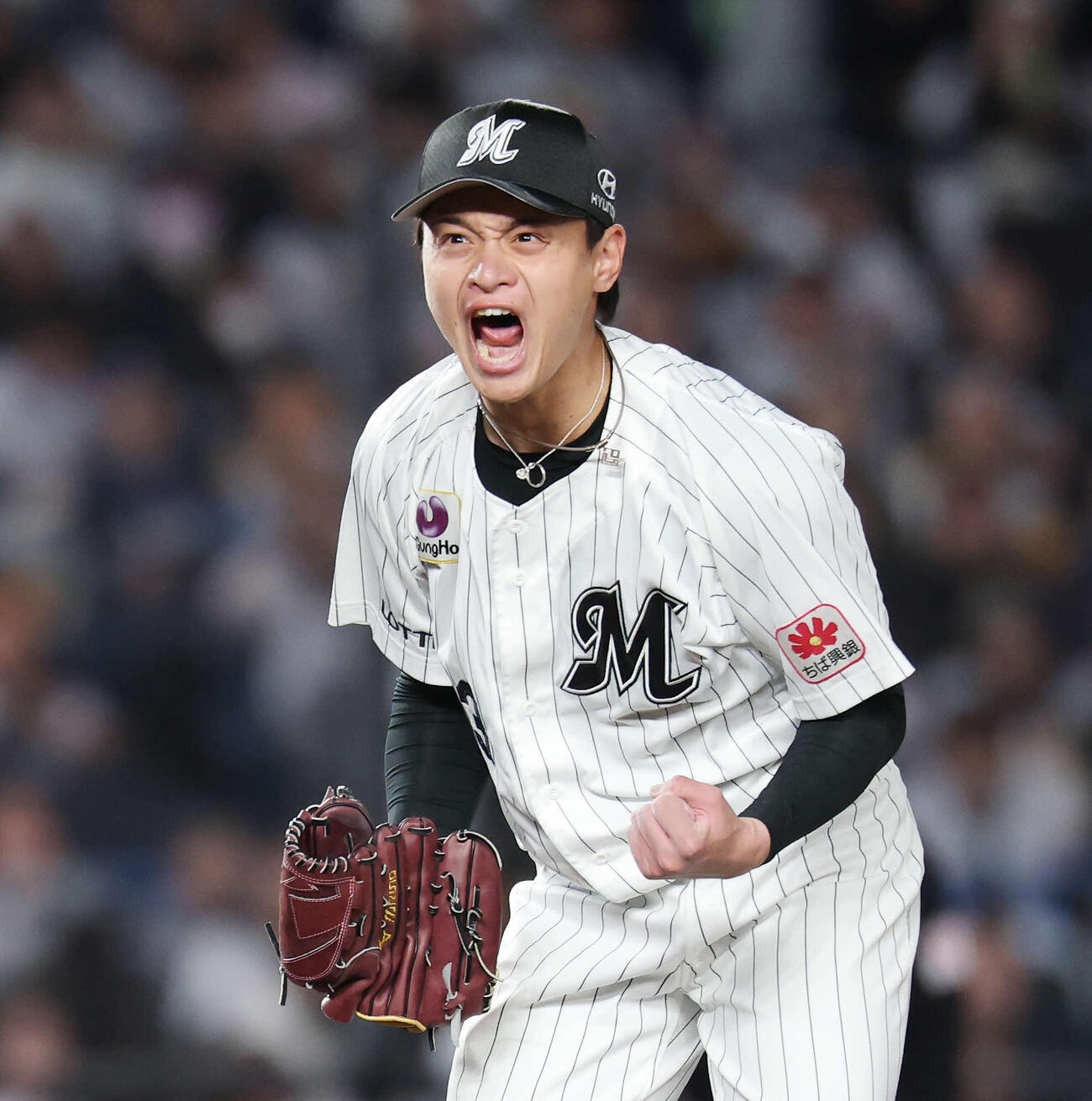 ロッテ対西武　4回表西武2死一、二塁、源田から空振り三振を奪い雄たけびを上げる毛利（撮影・宮地輝）