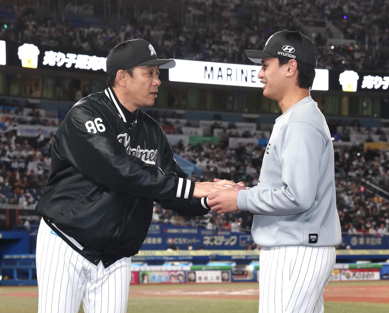 ロッテ対西武　初勝利を挙げロッテのサブロー監督（左）からウイニングボールを受け取る毛利（撮影・宮地輝）