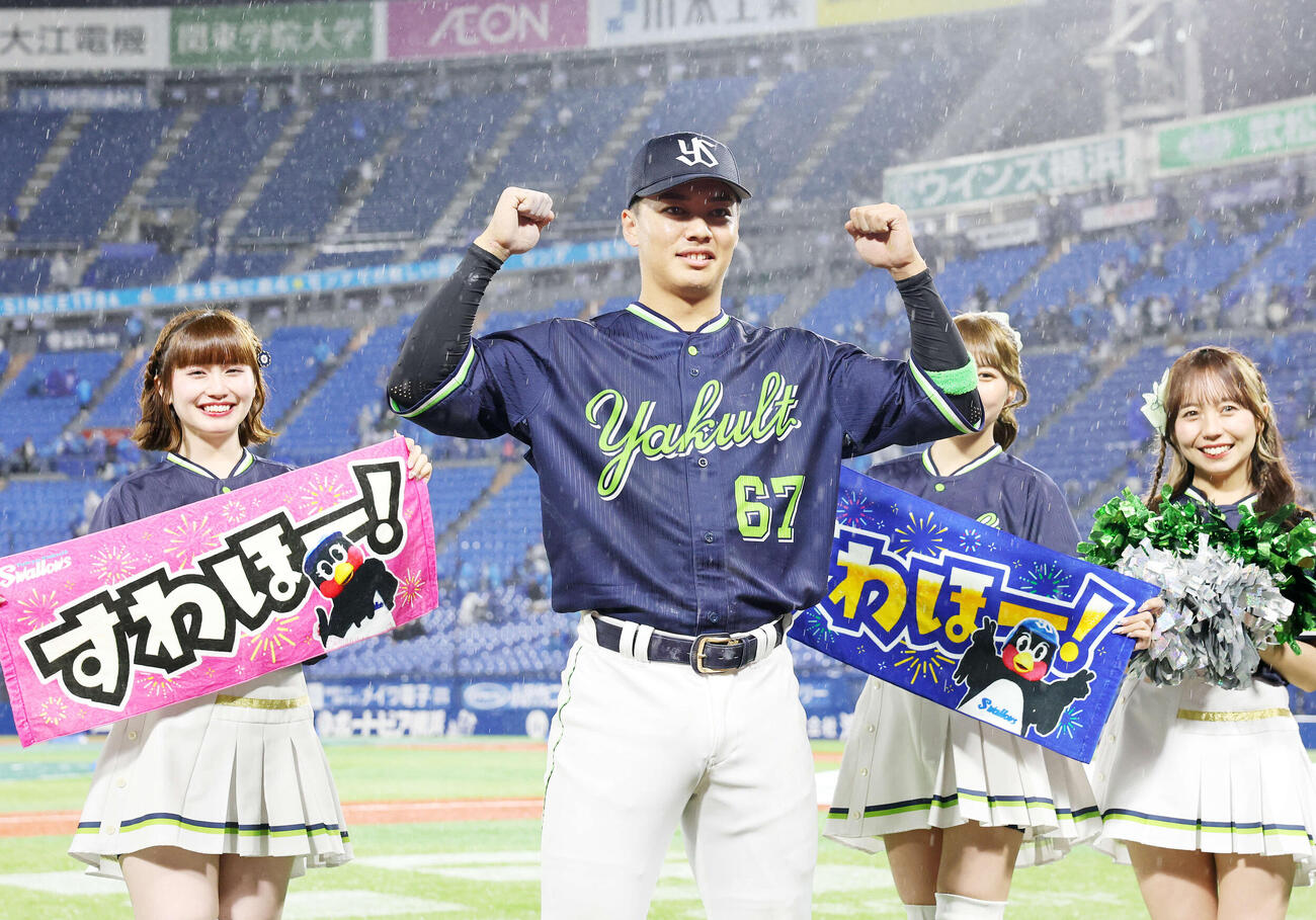 DeNA対ヤクルト　ガッツポーズで写真に納まるヤクルト伊藤（撮影・鈴木正人）　