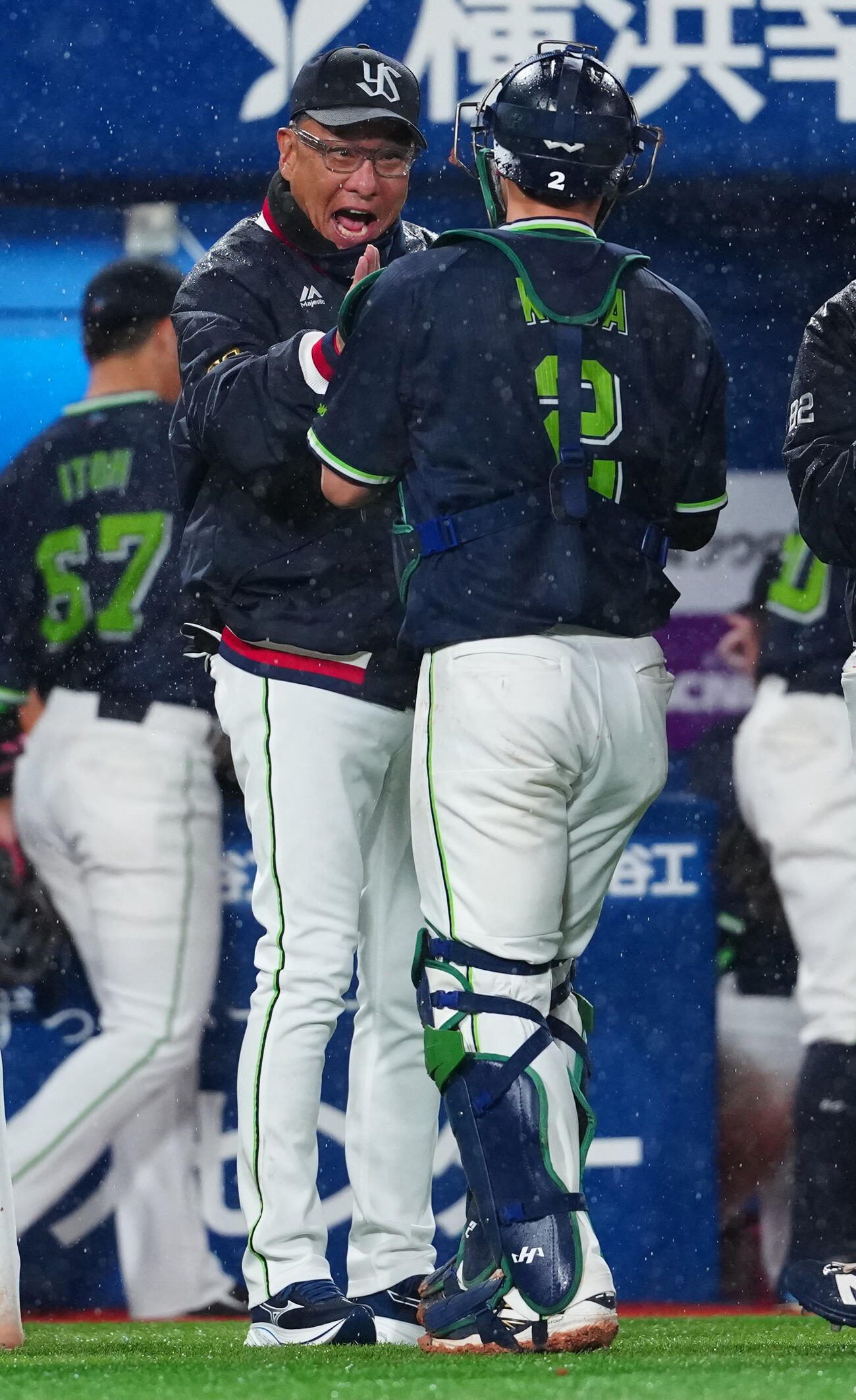 DeNA対ヤクルト　DeNAに勝利し、笑顔でナインを迎えるヤクルト池山監督（撮影・鈴木みどり）