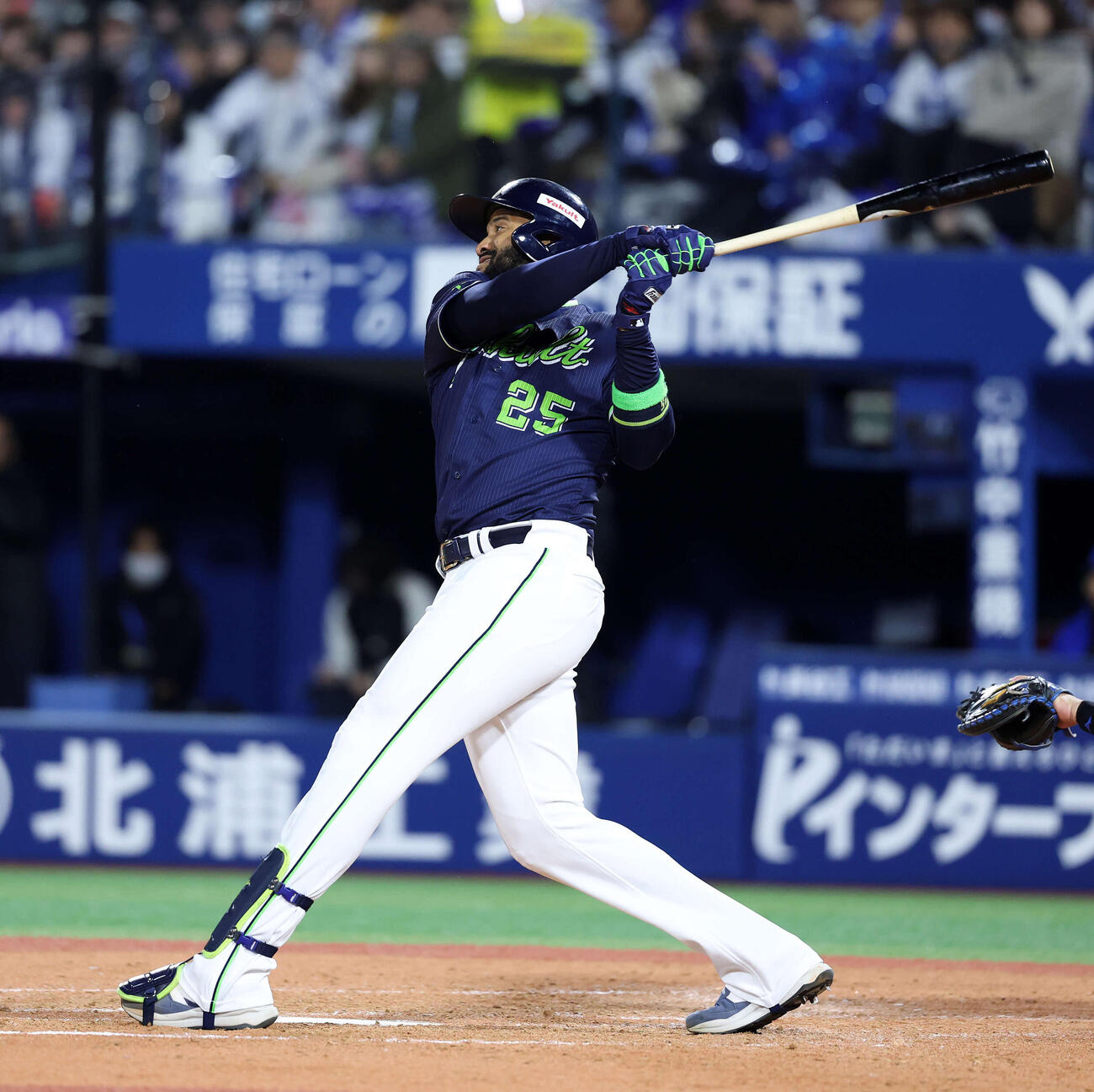 DeNA対ヤクルト　5回表ヤクルト1死、サンタナはソロ本塁打を放つ（撮影・鈴木正人）　