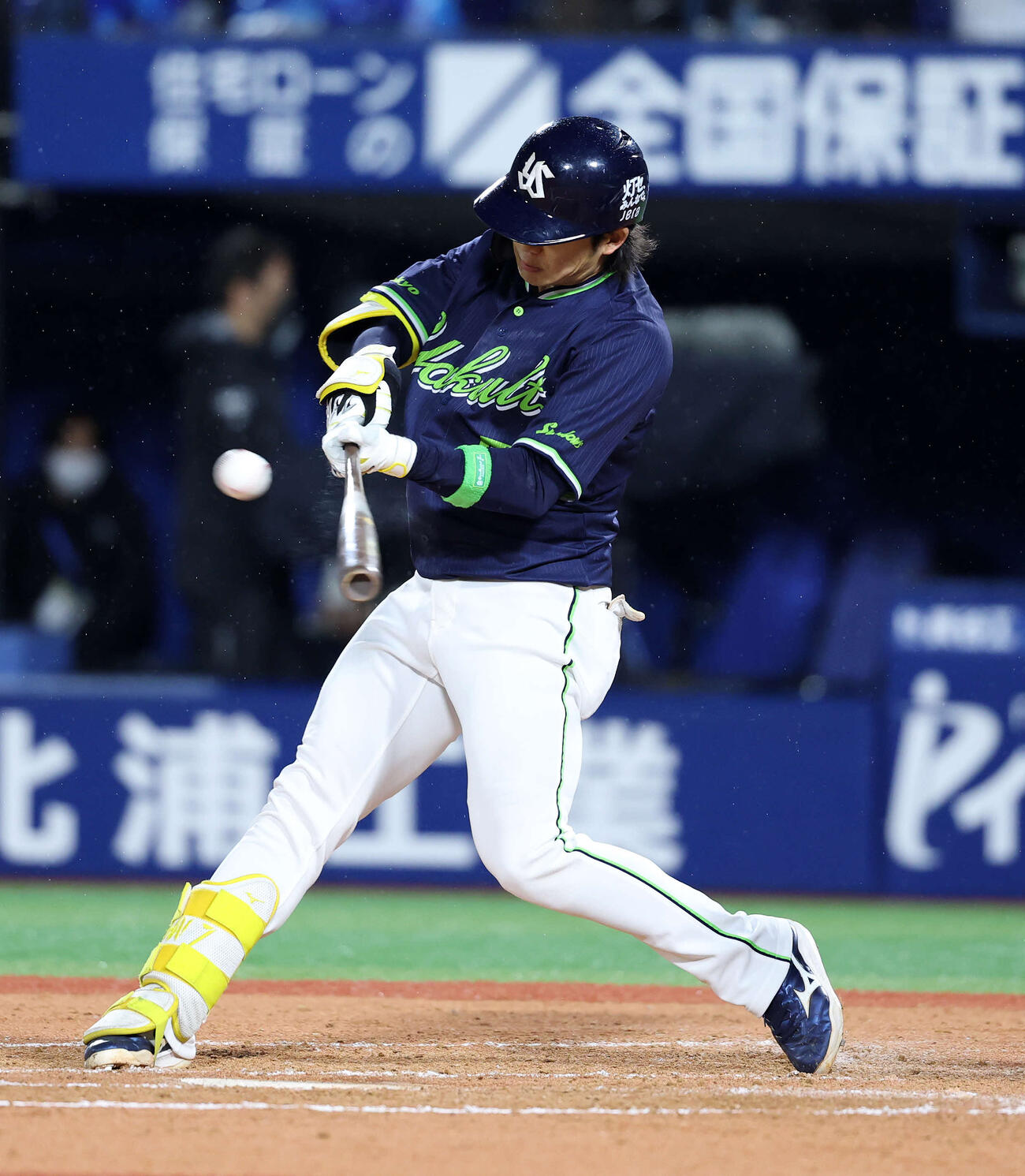 DeNA対ヤクルト　7回表ヤクルト無死一塁、長岡は二塁打を放つ（撮影・鈴木正人）　