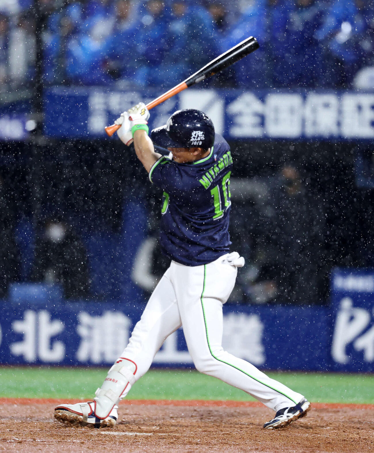 DeNA対ヤクルト　9回表ヤクルト2死、宮本は右前打を放つ（撮影・鈴木正人）　