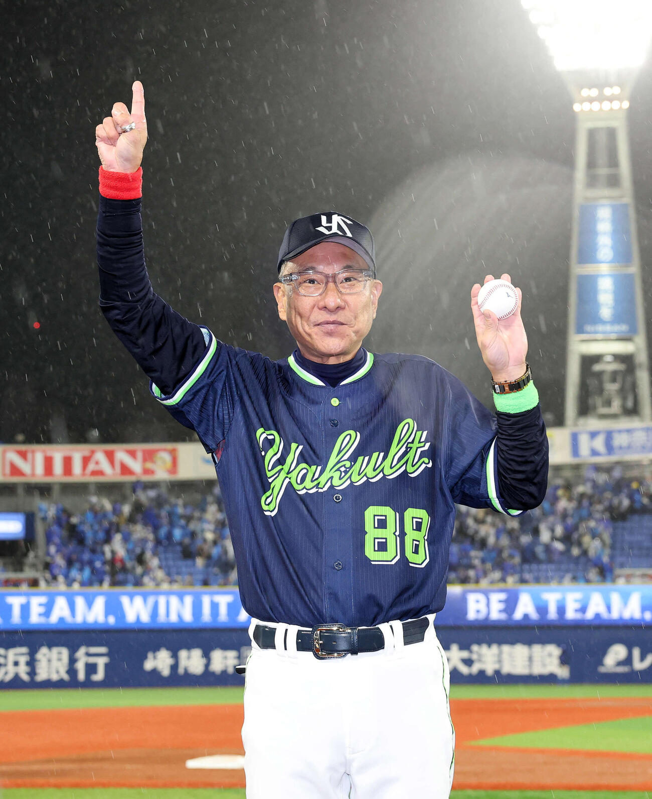 DeNA対ヤクルト　監督で初勝利し笑顔を見せるヤクルト池山監督（撮影・鈴木正人）　