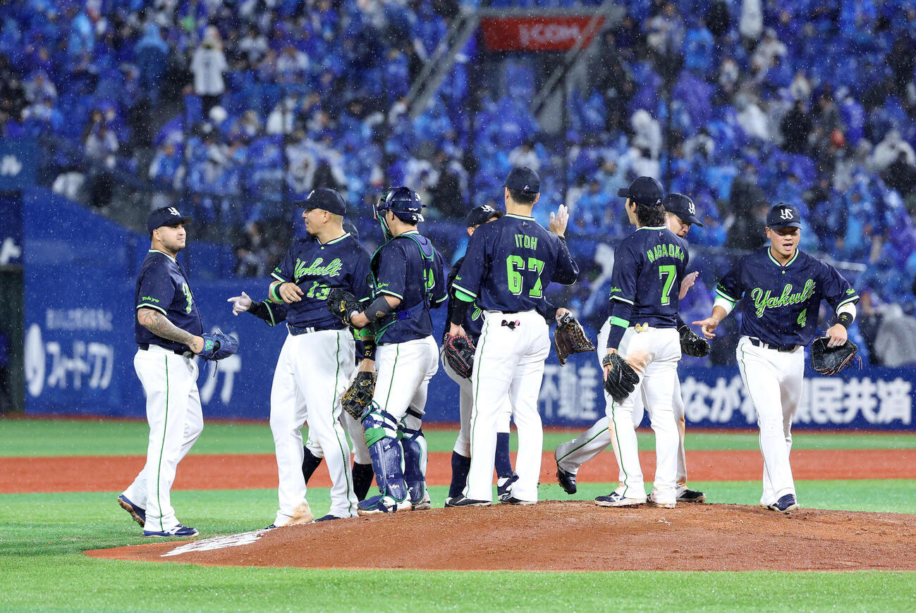 DeNA対ヤクルト　勝利しマウンドに集まるヤクルトの選手たち（撮影・鈴木正人）　