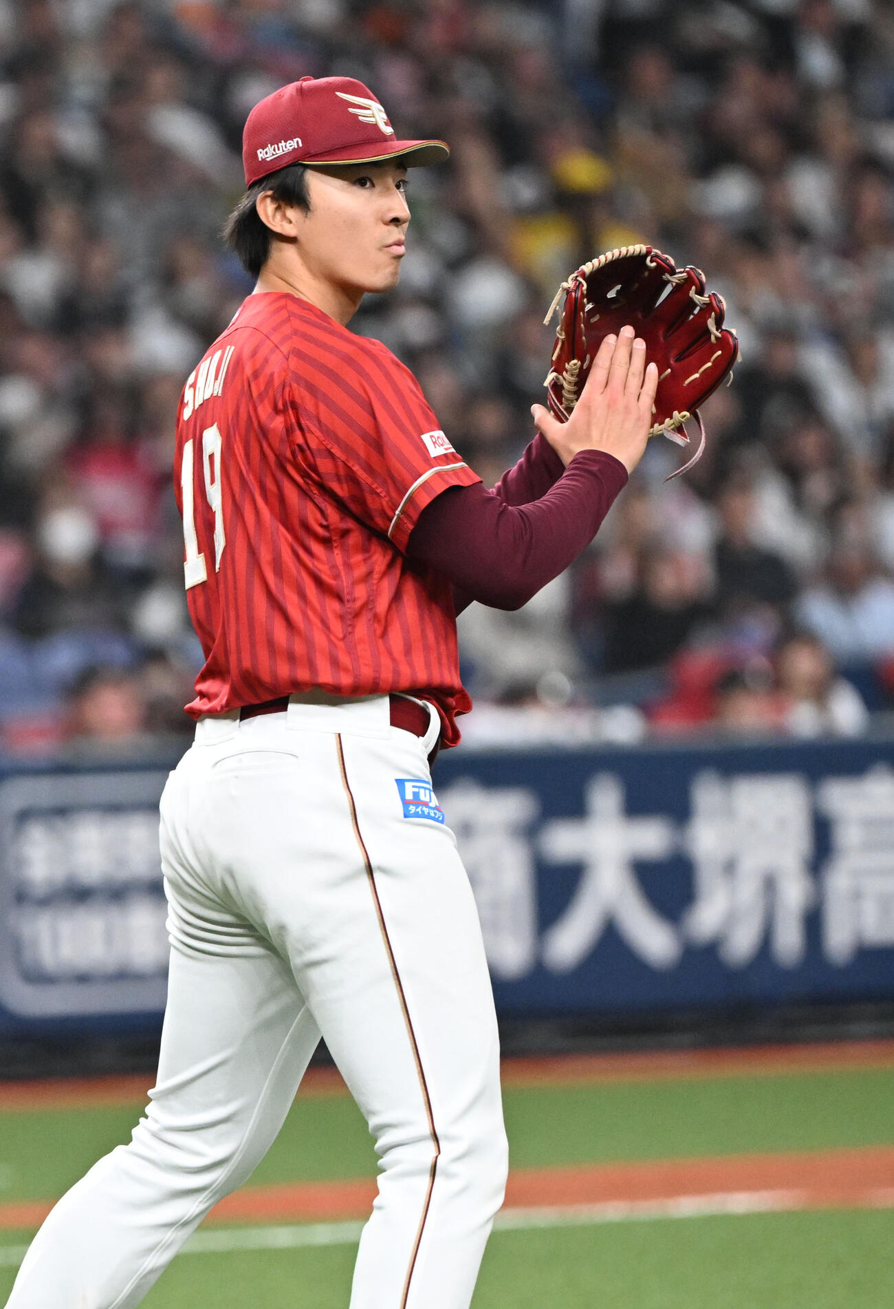 オリックス対楽天　7回裏オリックス2死二、三塁、中川を三ゴロに抑え拍手する荘司（撮影・和賀正仁）