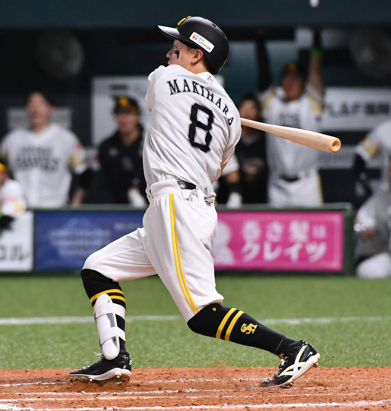 ソフトバンク対日本ハム　8回裏ソフトバンク1死一、三塁、牧原大は勝ち越しの右犠飛を放つ（撮影・岩下翔太）