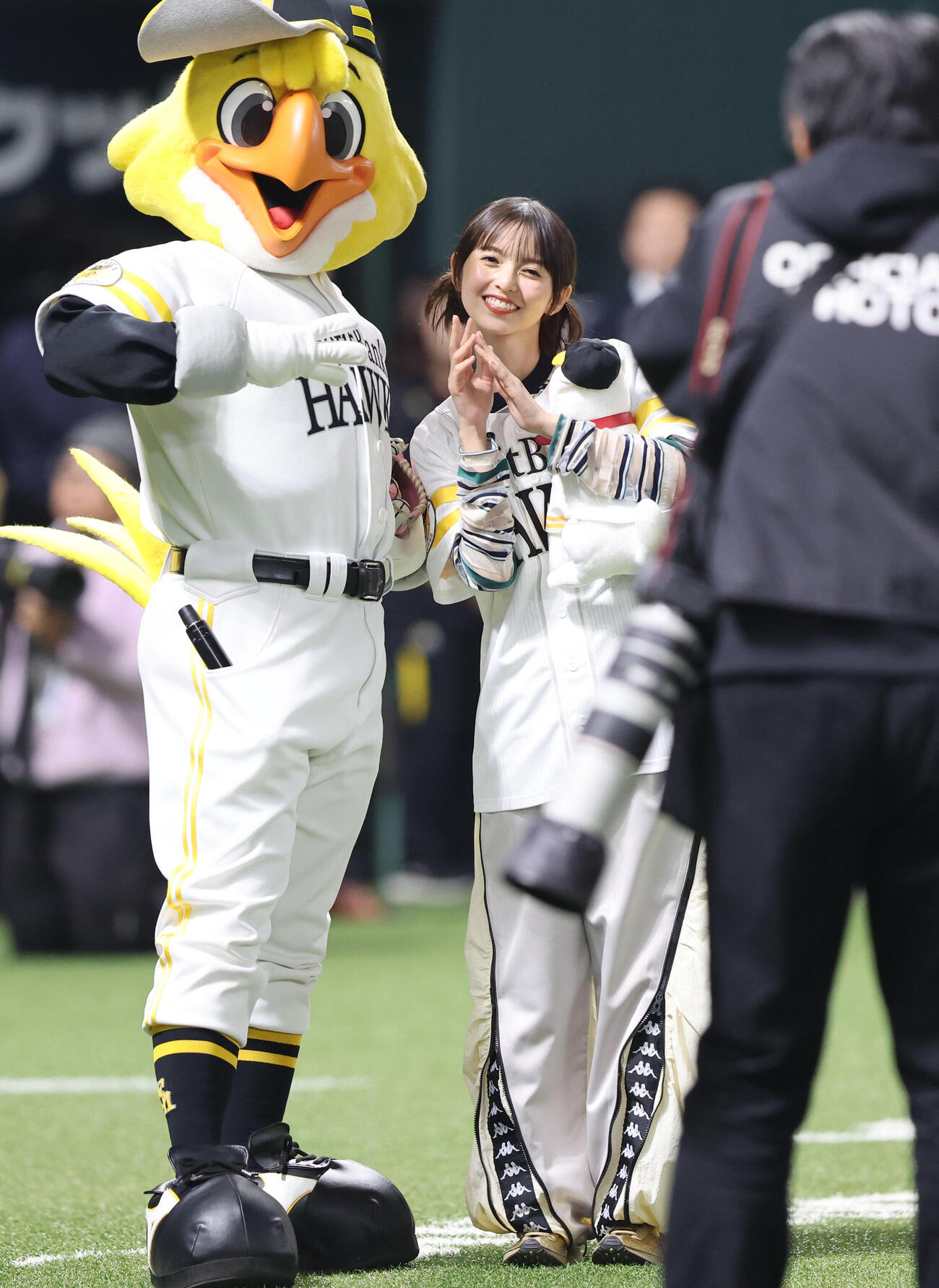 ソフトバンク対日本ハム　始球式で見事な投球を披露した齋藤飛鳥、笑顔（撮影・梅根麻紀）