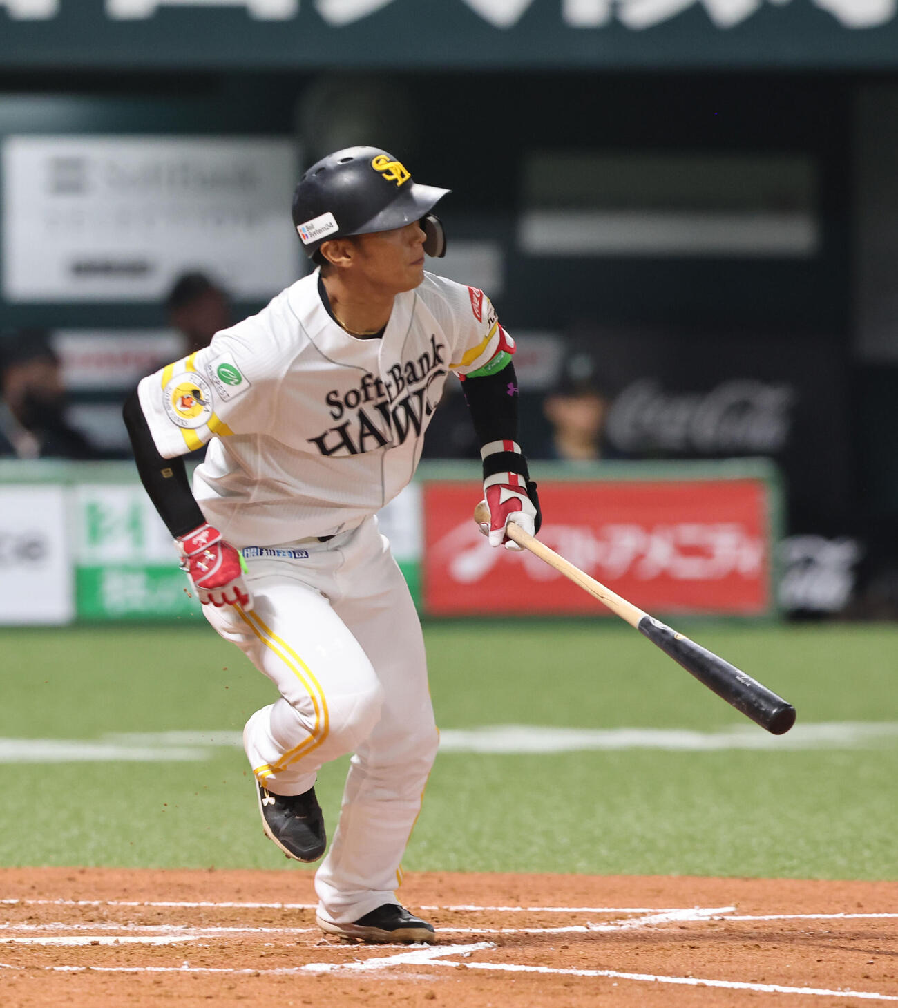 ソフトバンク対日本ハム　2回裏ソフトバンク1死、今宮は左前打を放つ（撮影・梅根麻紀）