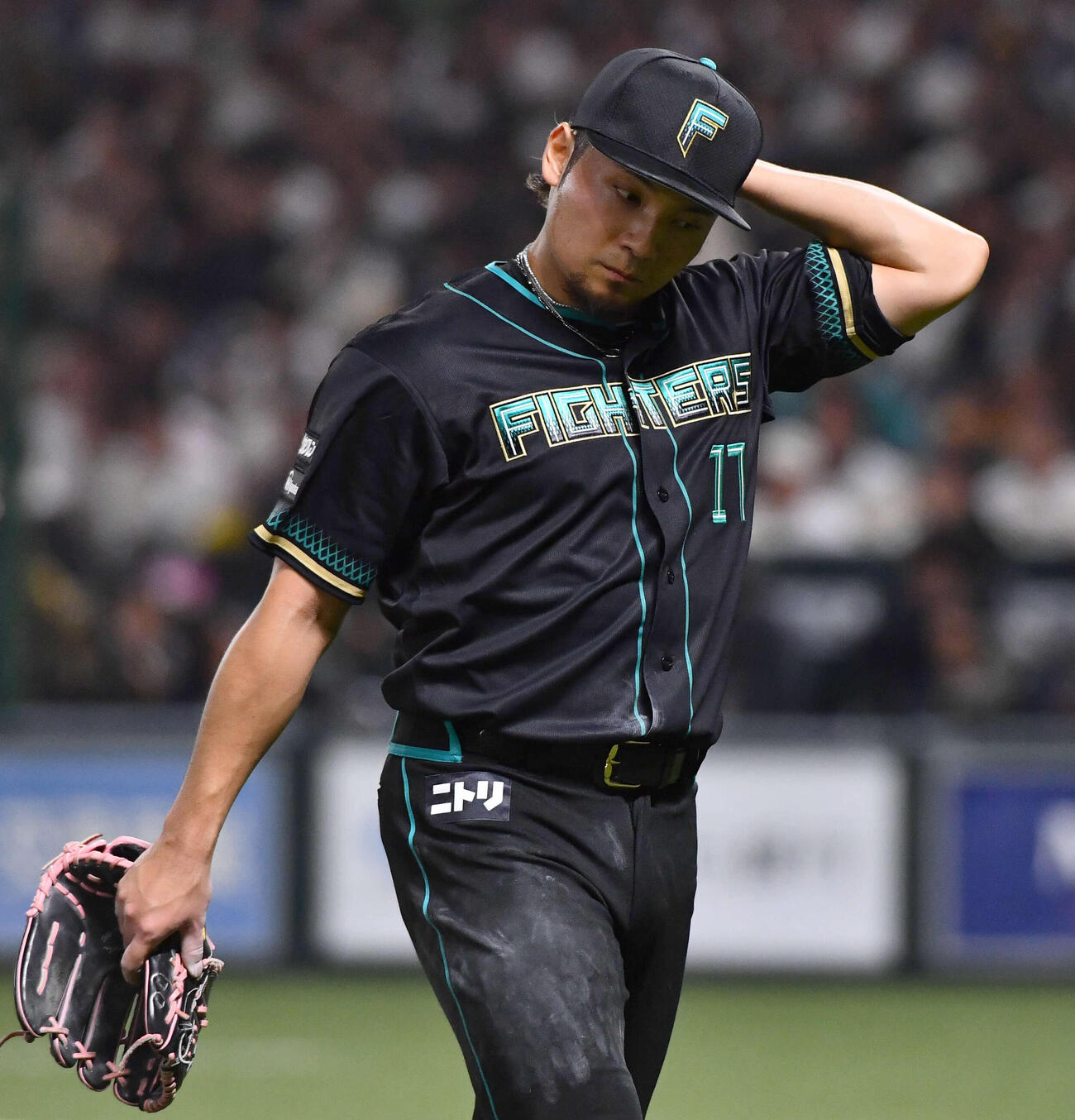 ソフトバンク対日本ハム　2回裏終了後、栗原に2点本塁打を打たれた伊藤は厳しい表情でベンチへ戻る（撮影・岩下翔太）