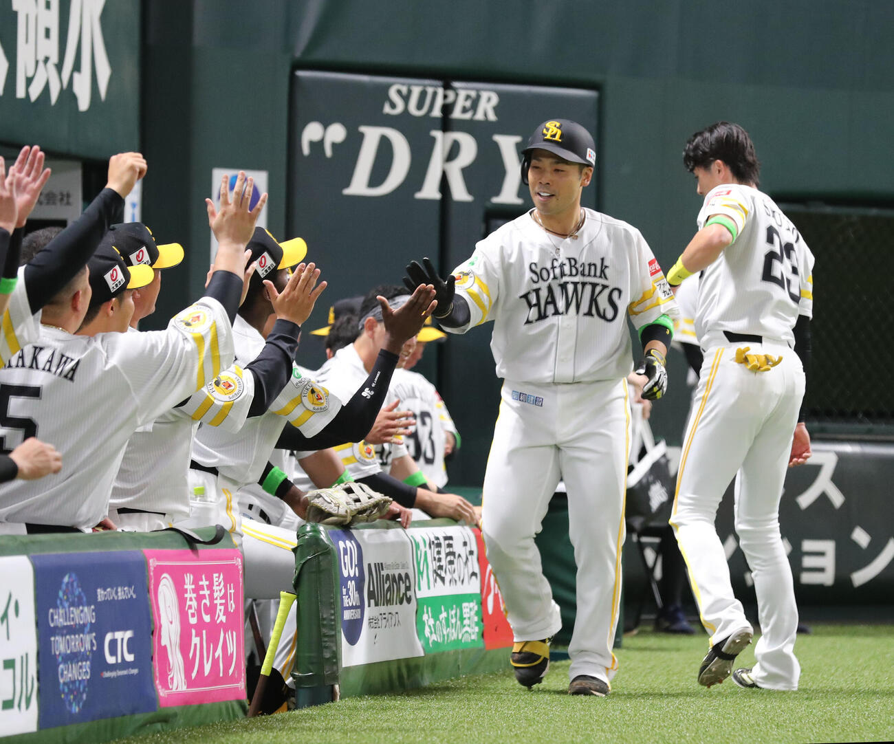 ソフトバンク対日本ハム　3回裏ソフトバンク1死、近藤は右越えに同点本塁打を放ちベンチのナインとハイタッチ（撮影・梅根麻紀）