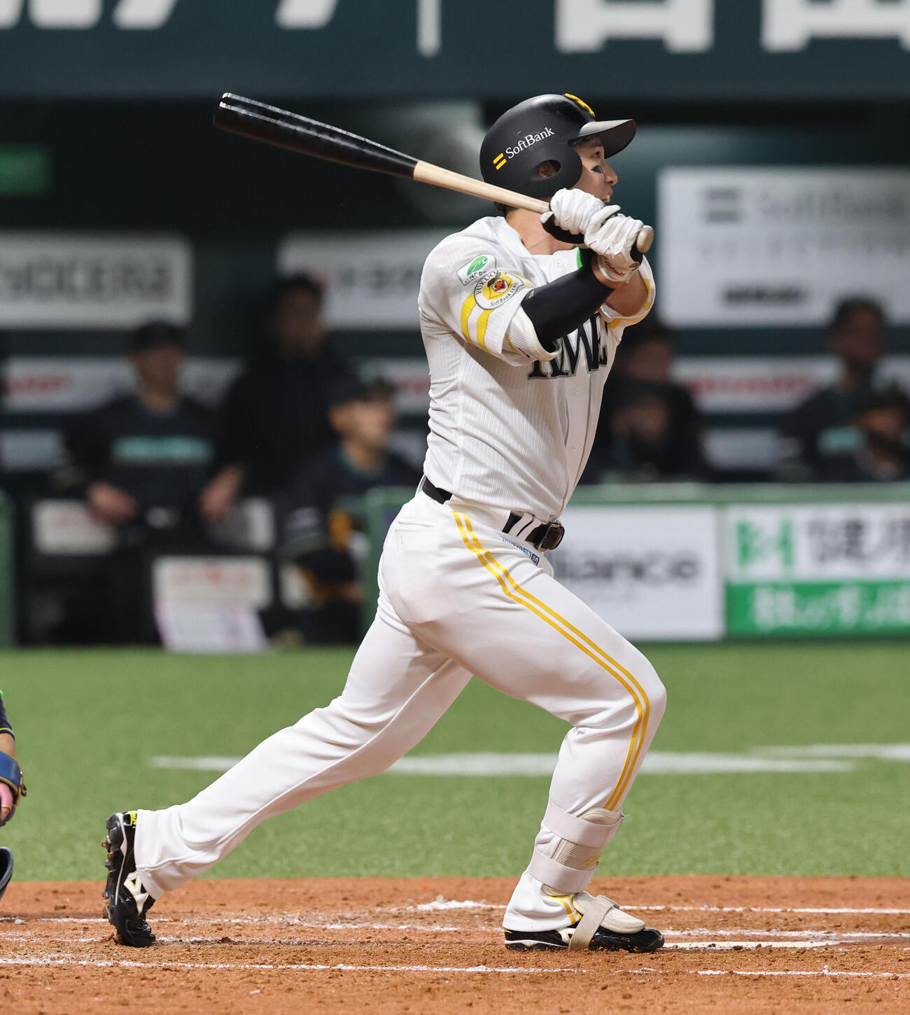 ソフトバンク対日本ハム　2回裏ソフトバンク1死一塁、栗原は左中間に2点本塁打を放つ（撮影・梅根麻紀）
