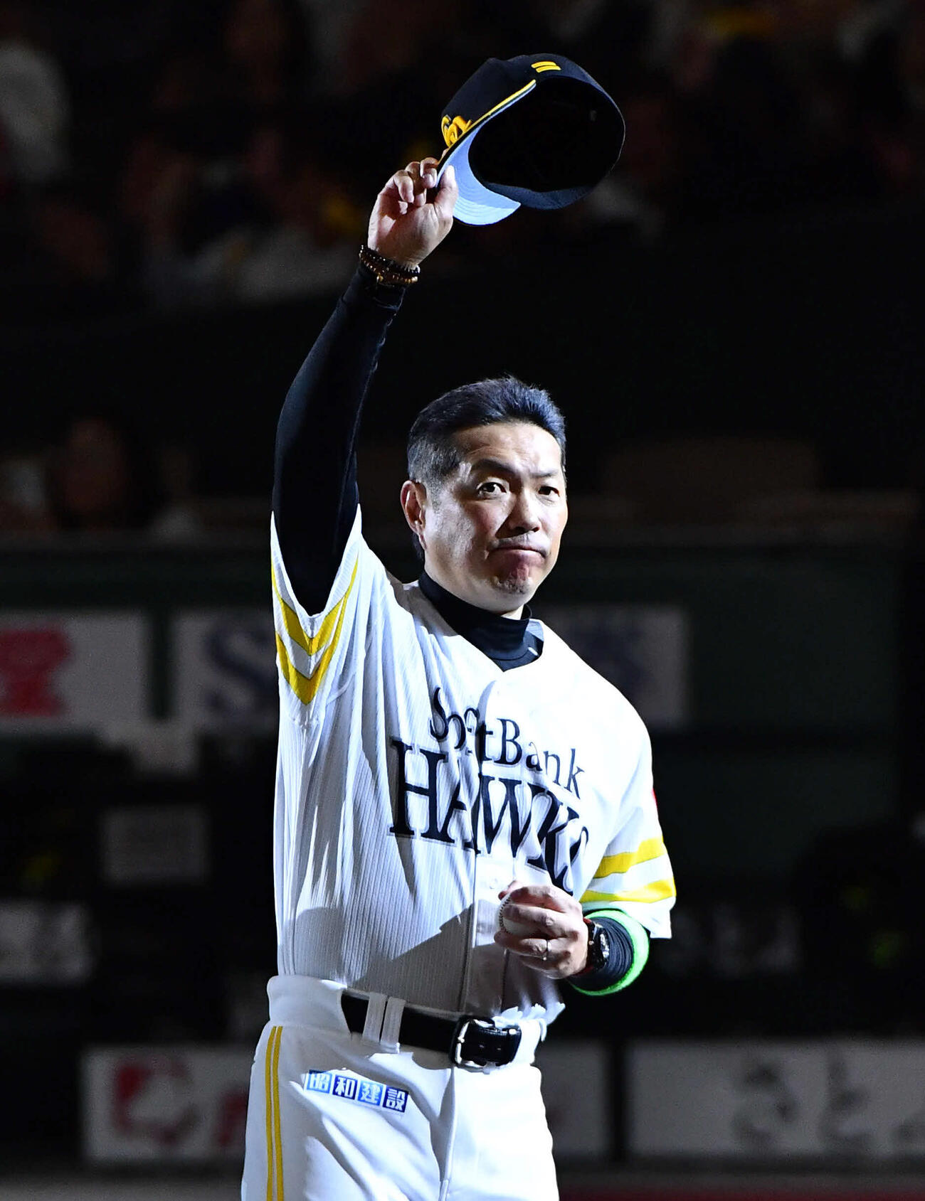 ソフトバンク対日本ハム　開幕戦で日本ハムに勝利し、ウイニングボールを手にファンに一礼する小久保監督（撮影・岩下翔太）