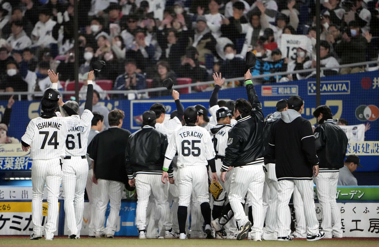 西武に勝利しスタンドに手を振るロッテの選手たち（撮影・小島史椰）