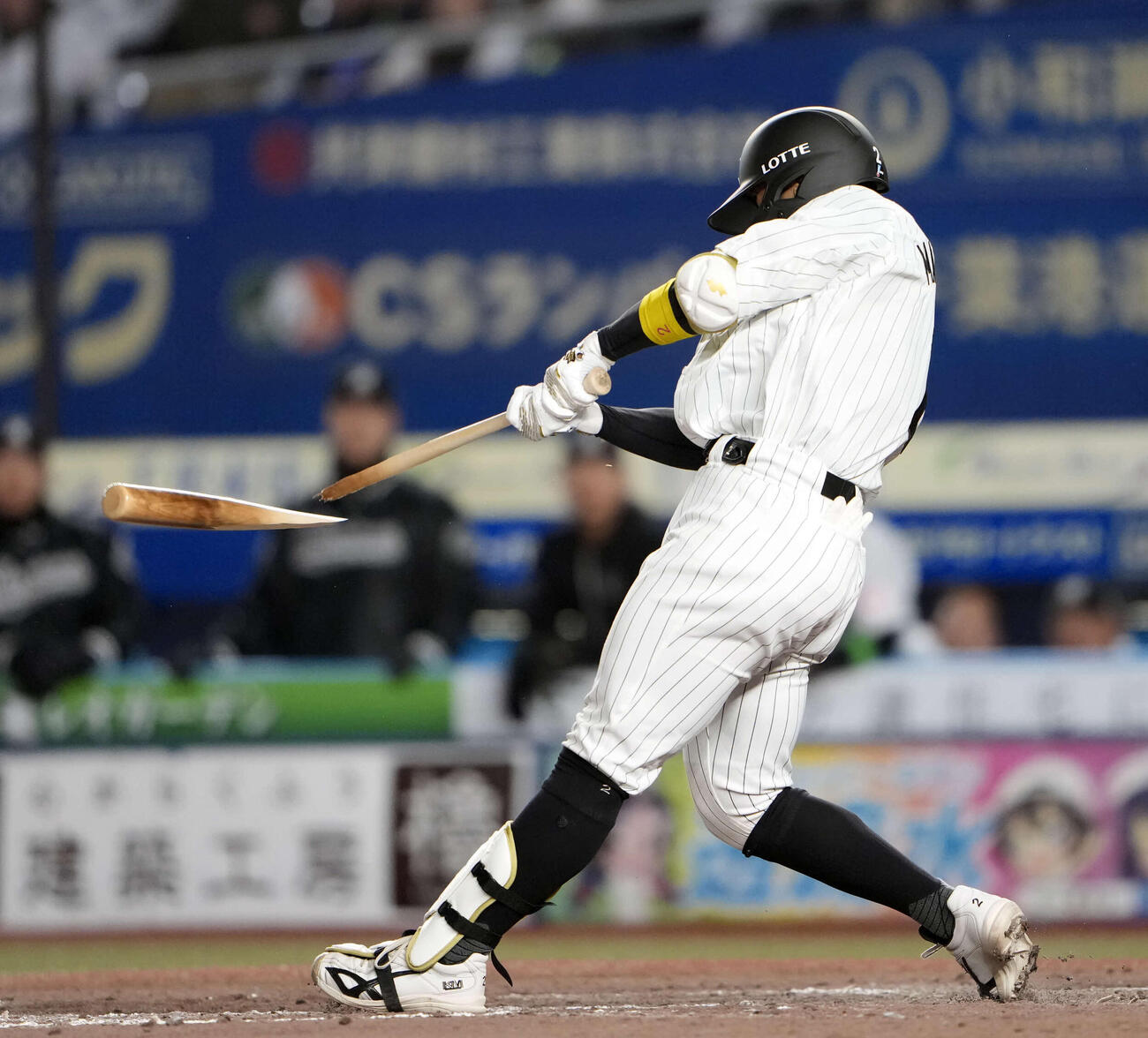 ロッテ対西武　4回裏ロッテ1死満塁、適時打を放つロッテ松川（撮影・小島史椰）