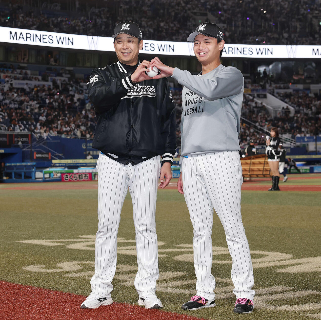 ロッテ対西武　初勝利を挙げ笑顔でウイニングボールを持つロッテのサブロー監督（左）と毛利（撮影・宮地輝）