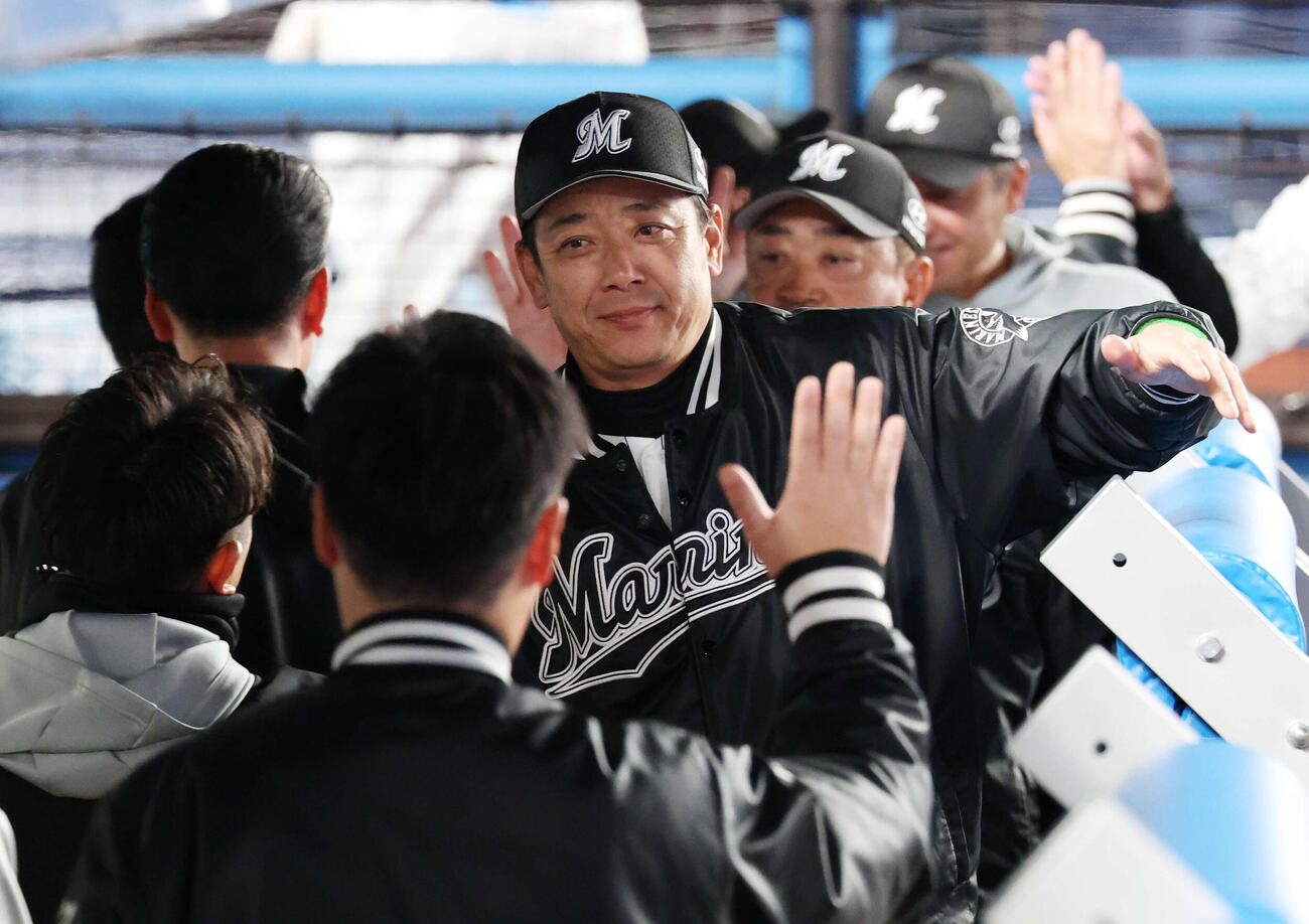 ロッテ対西武　監督初勝利を挙げタッチを交わすロッテのサブロー監督（撮影・宮地輝）