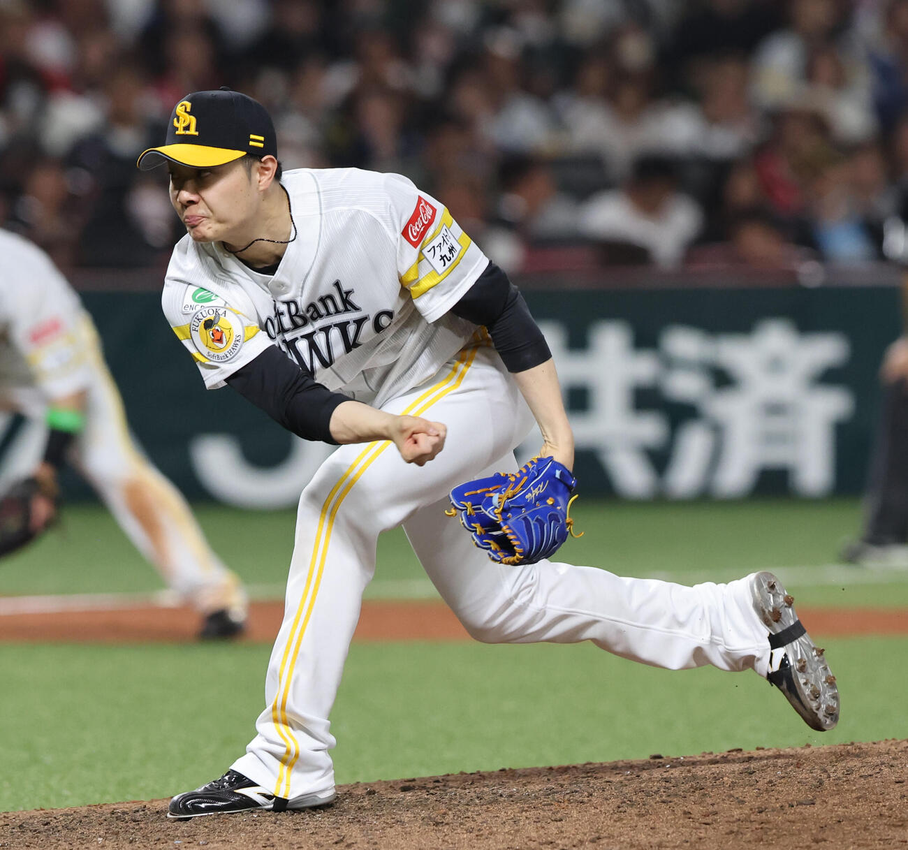 ソフトバンク対日本ハム　8回に登板したソフトバンク松本裕（撮影・梅根麻紀）