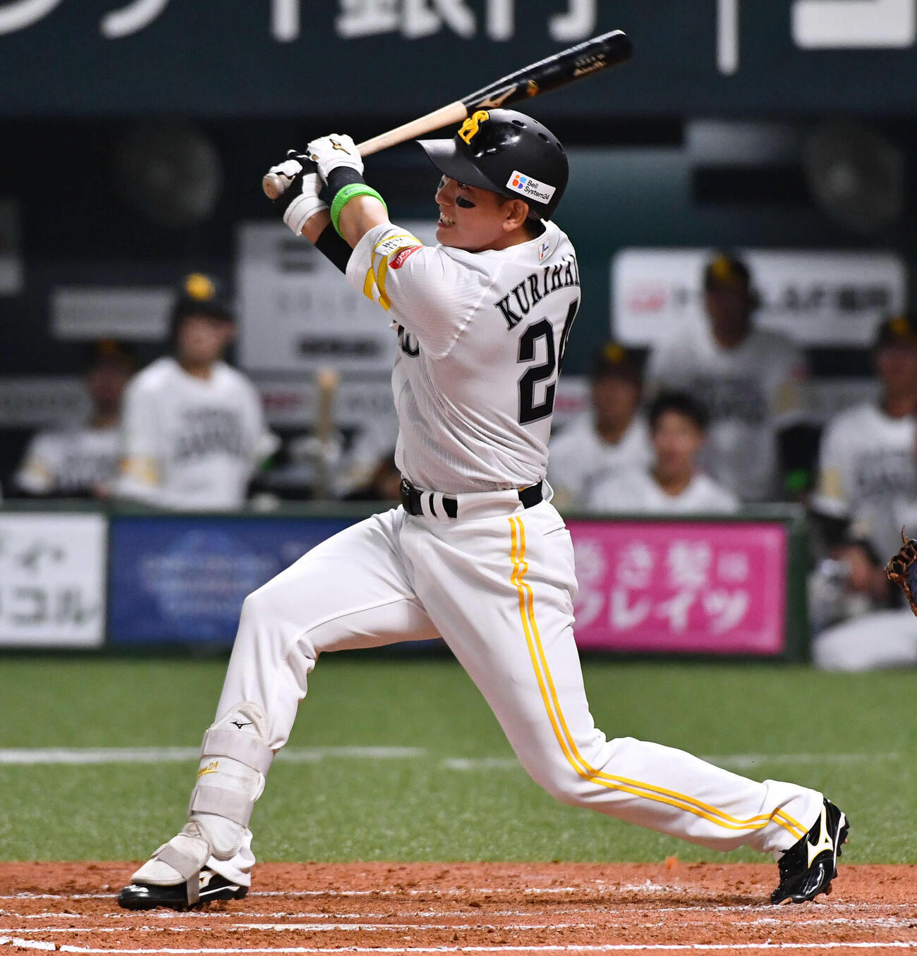 ソフトバンク対日本ハム　2回裏ソフトバンク1死一塁、栗原は左中間へ2点本塁打を放つ（撮影・岩下翔太）