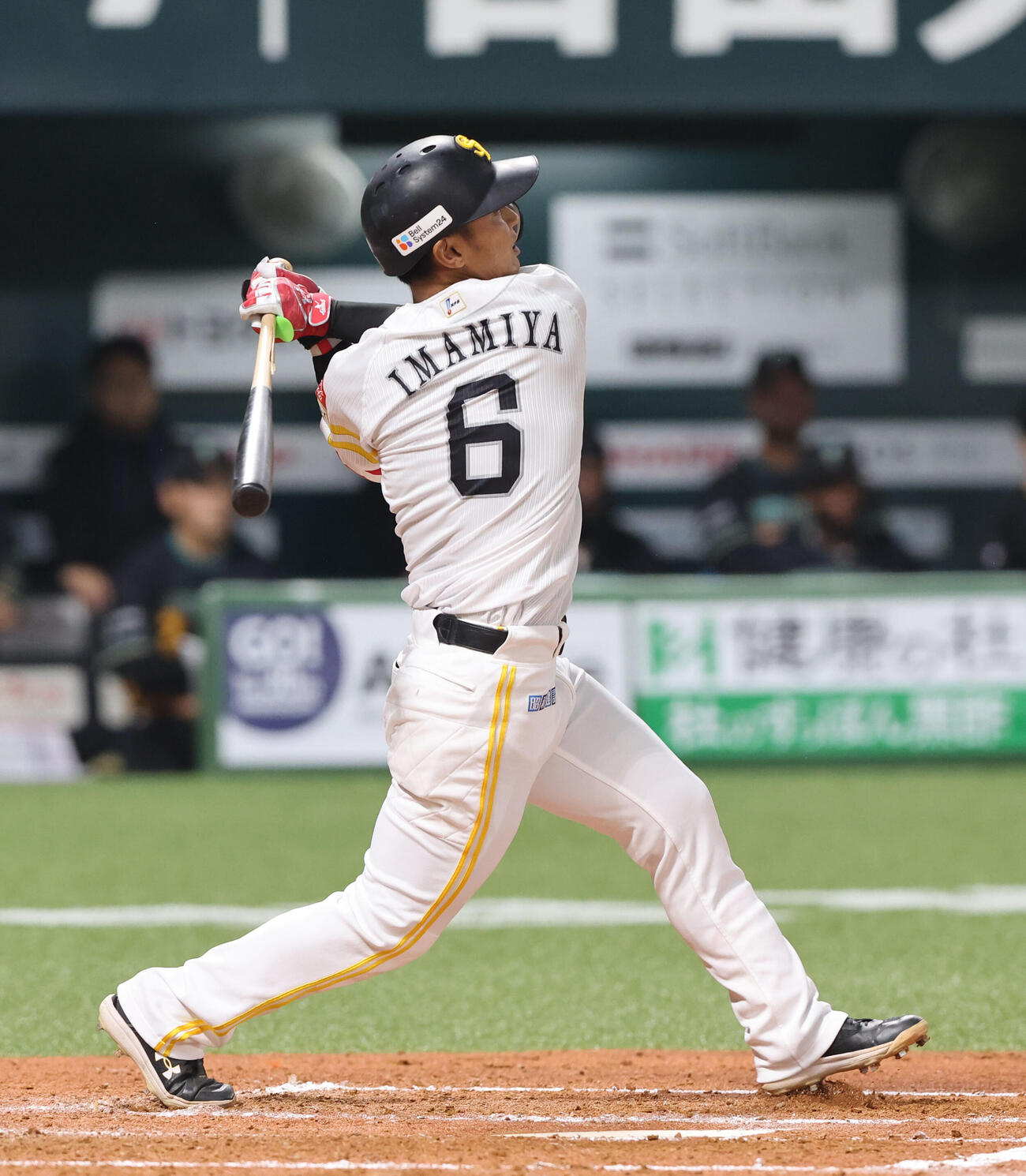 ソフトバンク対日本ハム　2回裏ソフトバンク1死、今宮は左前打を放つ（撮影・梅根麻紀）
