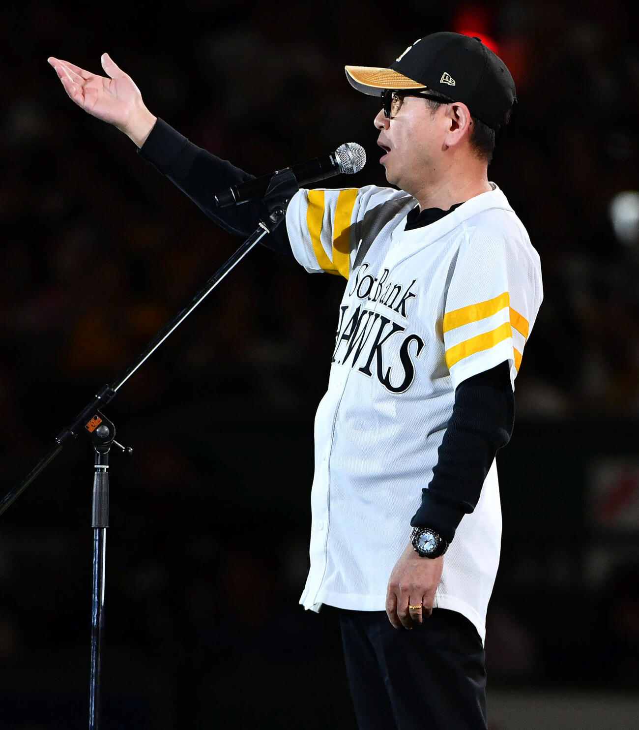 ソフトバンク対日本ハム　開幕戦で日本ハムに勝利し、球団公式セレモニーソング「勝利の空へ」を熱唱する藤井フミヤ（撮影・岩下翔太）