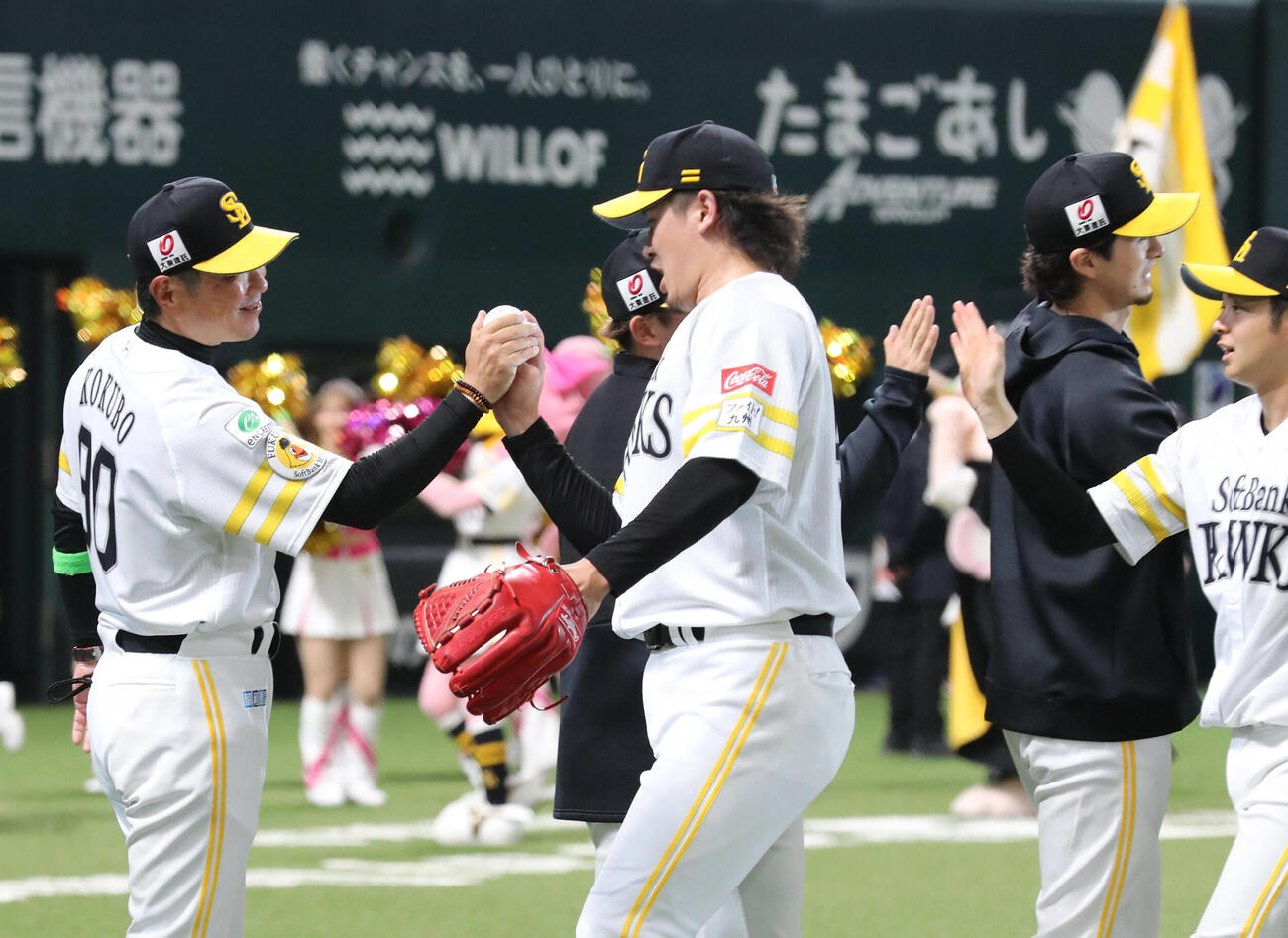 ソフトバンク対日本ハム　9回に登板したソフトバンク杉山はきっちり抑え今季初戦のウイニングボールを小久保監督に渡す（撮影・梅根麻紀）