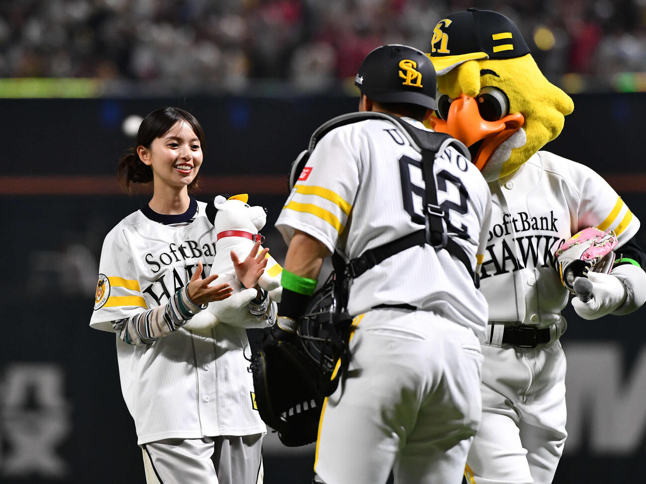ソフトバンク対日本ハム　始球式を終え、海野（右）から記念球を受け取る女優の齋藤飛鳥（撮影・岩下翔太）
