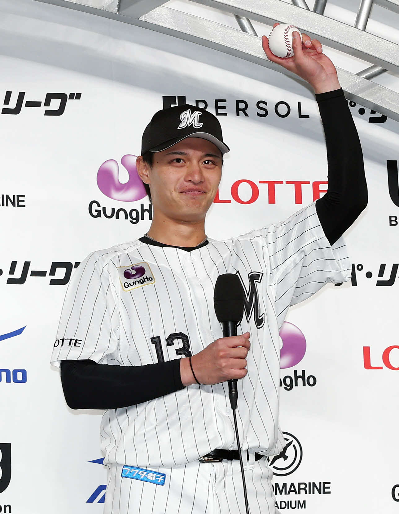 ロッテ対西武　初勝利を挙げお立ち台でウイニングボールを披露するロッテ毛利（撮影・宮地輝）