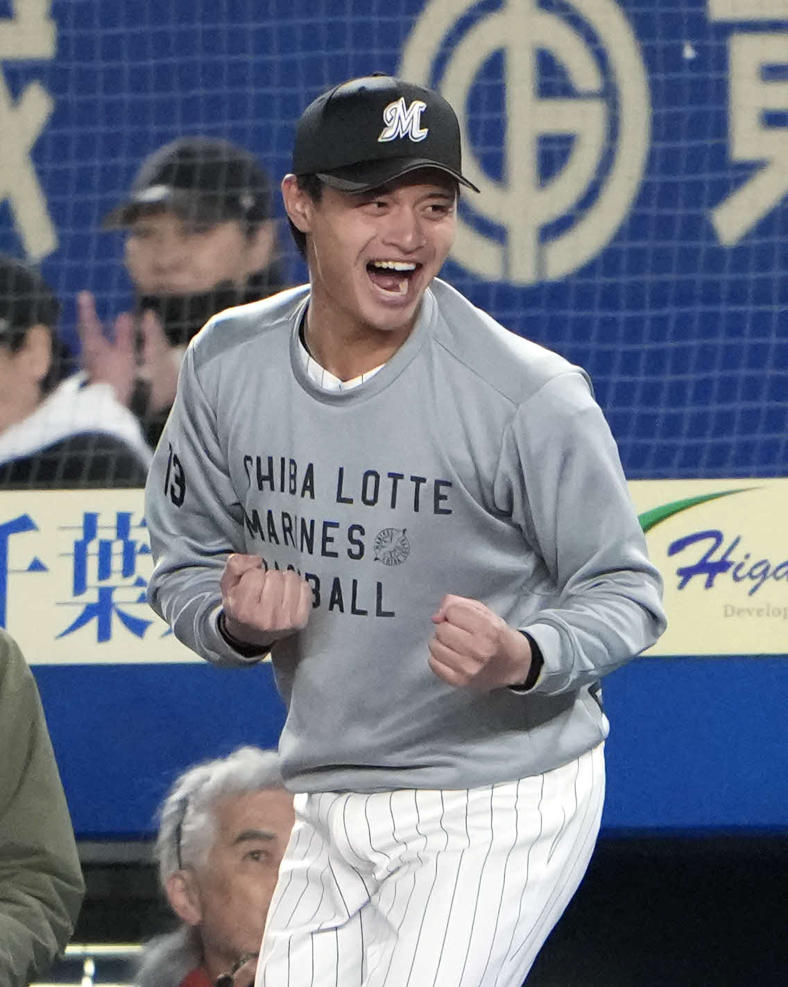 ロッテ対西武　西武に勝利しガッツポーズをするロッテ毛利（撮影・小島史椰）