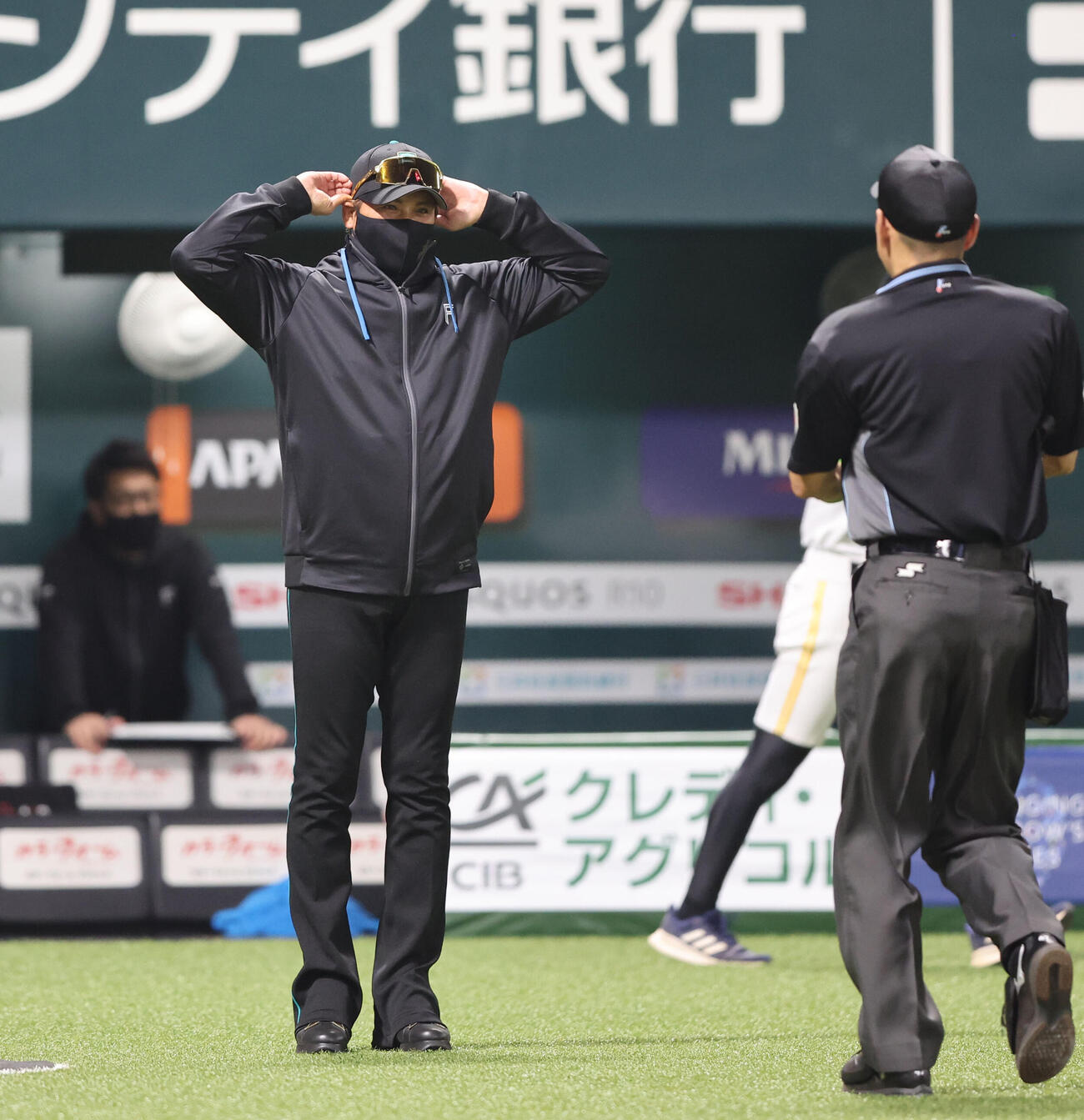 ソフトバンク対日本ハム　6回に投手交代を審判に告げる日本ハム新庄監督（撮影・梅根麻紀）
