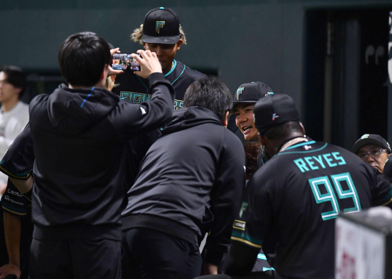 ソフトバンク対日本ハム　試合前、円陣で声出しを務めた日本ハム清宮幸（撮影・岩下翔太）