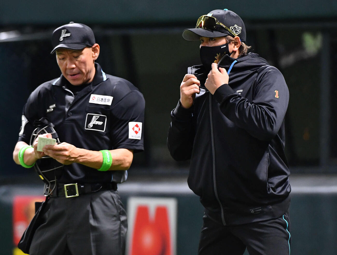 ソフトバンク対日本ハム　8回裏ソフトバンク2死満塁、投手の交代を告げる新庄監督（撮影・岩下翔太）