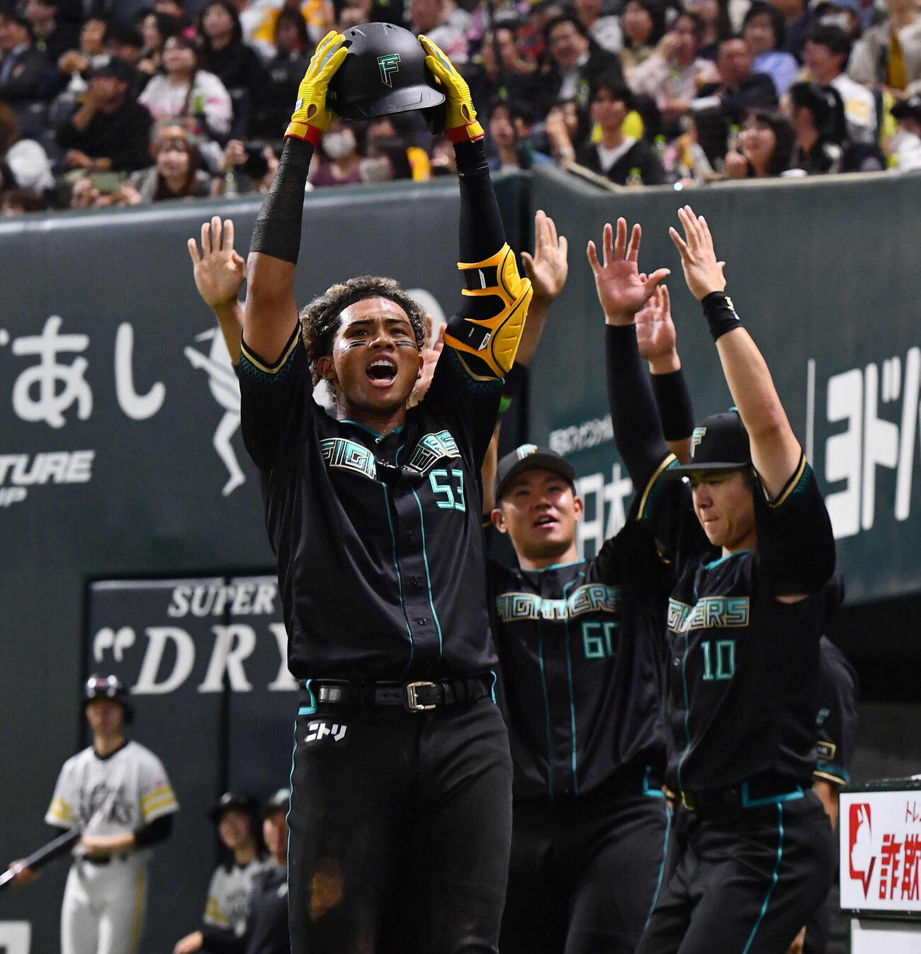 ソフトバンク対日本ハム　7回表日本ハム1死、同点の右越え本塁打を放った水谷（左）はベンチ前でパイナポーポーズを決める（撮影・岩下翔太）