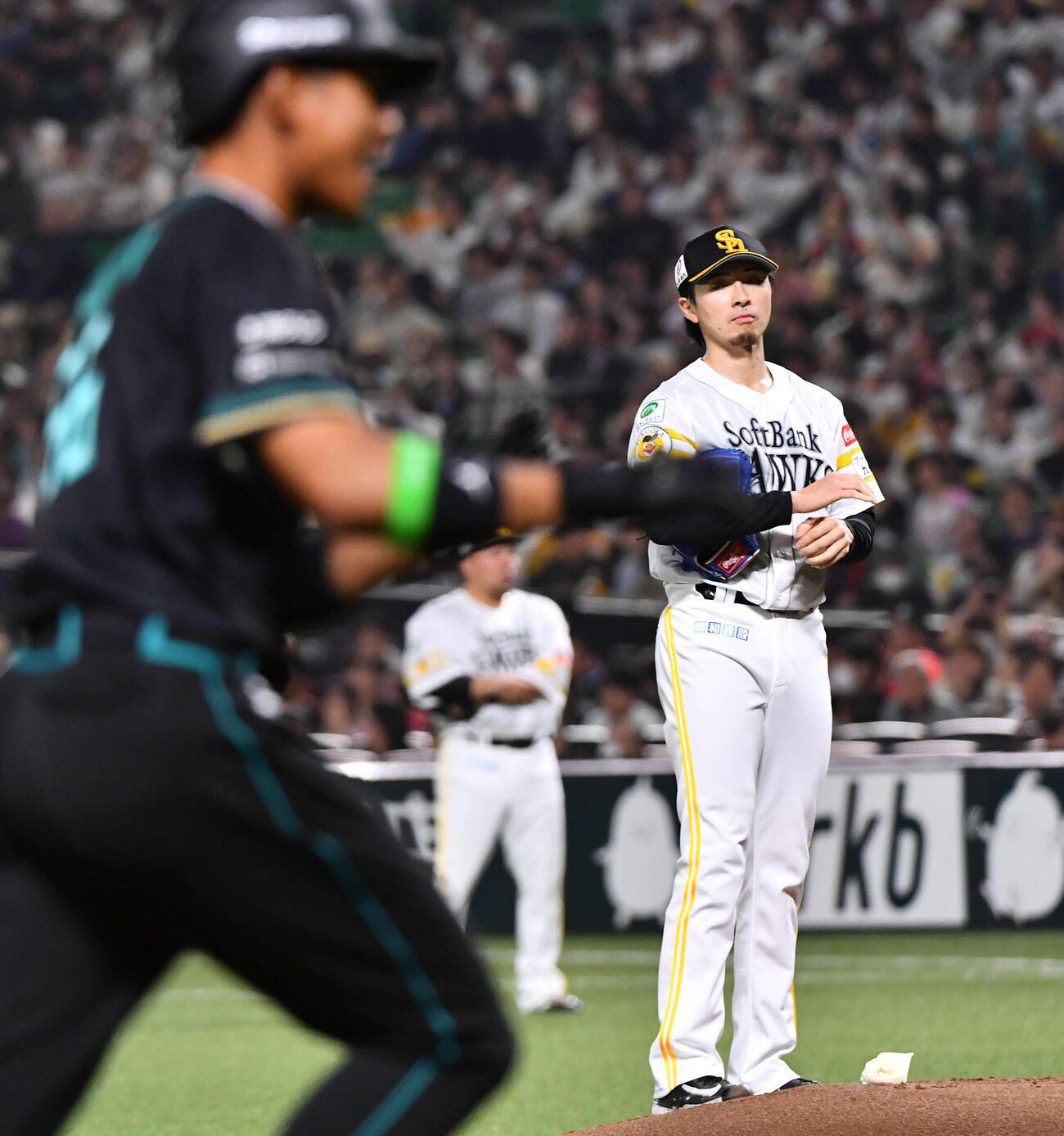 ソフトバンク対日本ハム　1回表日本ハム2死、万波（左）に左越え本塁打を打たれ、厳しい表情を見せる上沢（撮影・岩下翔太）