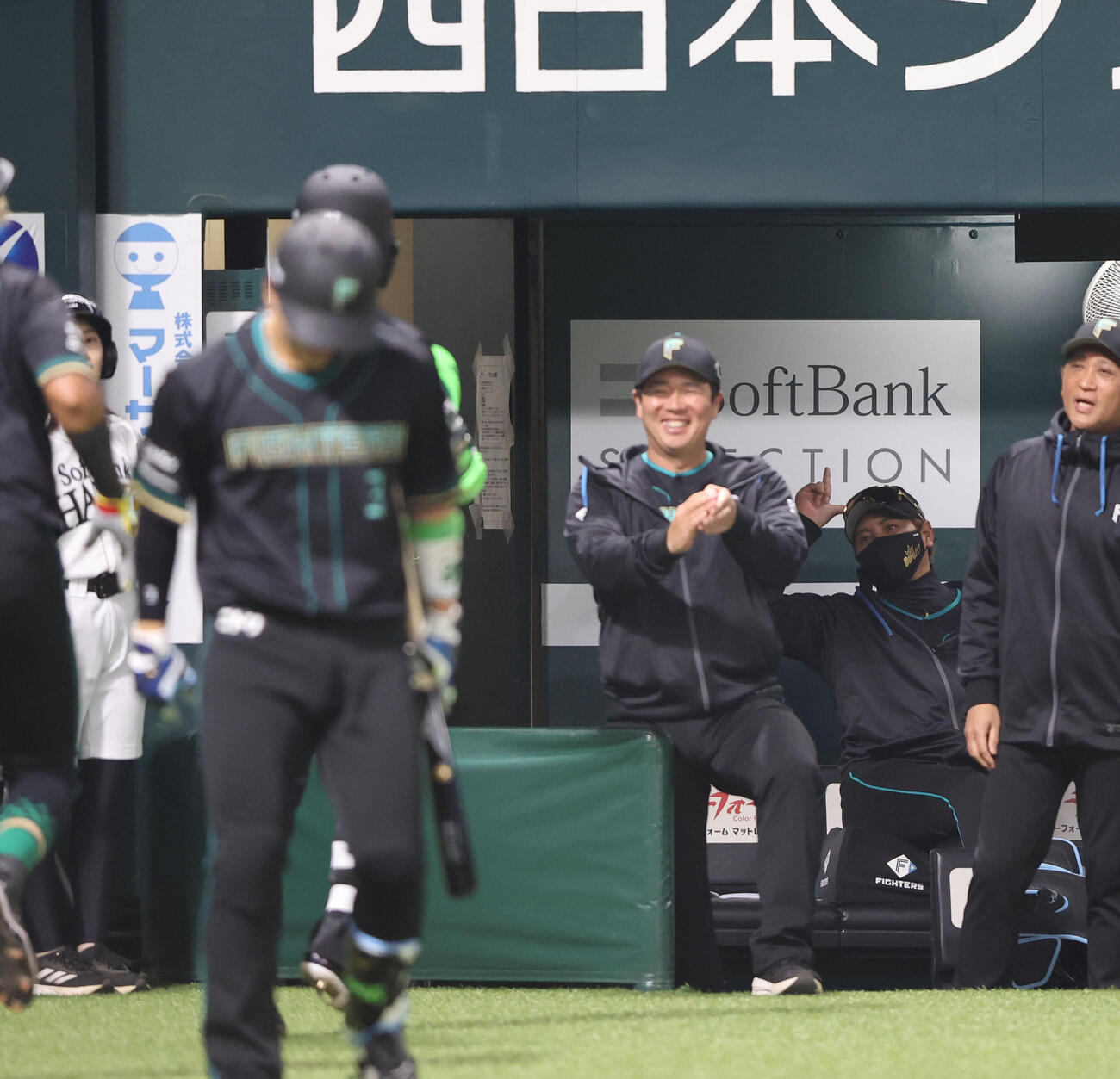 ソフトバンク対日本ハム　1回表日本ハム無死一塁、清宮幸は右越えに先制となる2点本塁打を放ちベンチの新庄監督に祝福される（撮影・梅根麻紀）