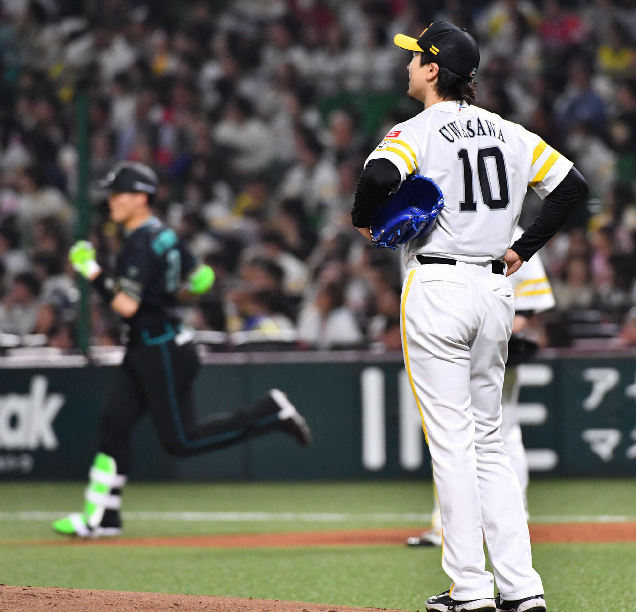 ソフトバンク対日本ハム　1回表日本ハム無死一塁、清宮幸（左）に先制の右越え2点本塁打を打たれた上沢（撮影・岩下翔太）
