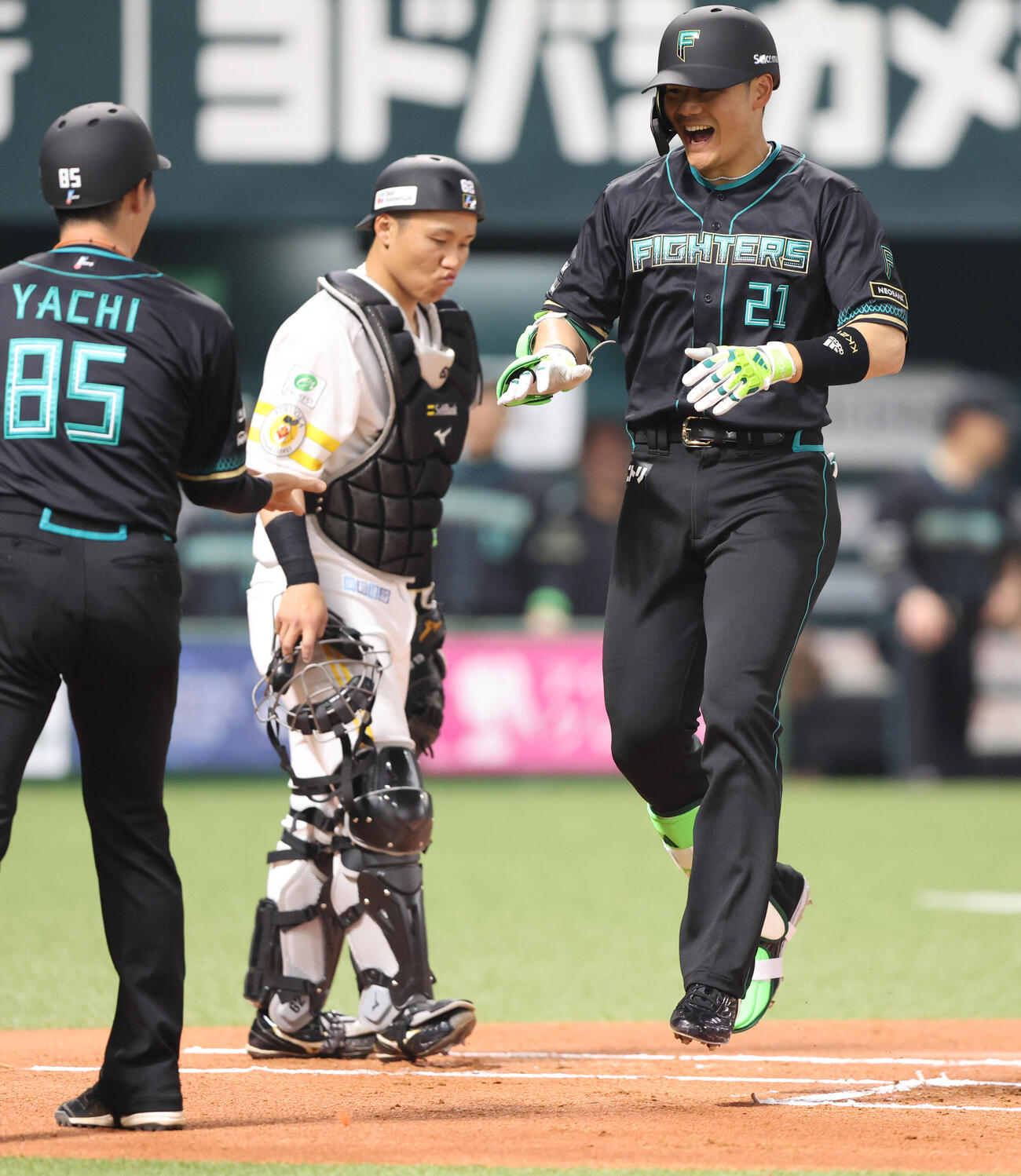 ソフトバンク対日本ハム　1回表日本ハム無死一塁、清宮幸は右越えに先制となる2点本塁打を放ち笑顔（撮影・梅根麻紀）