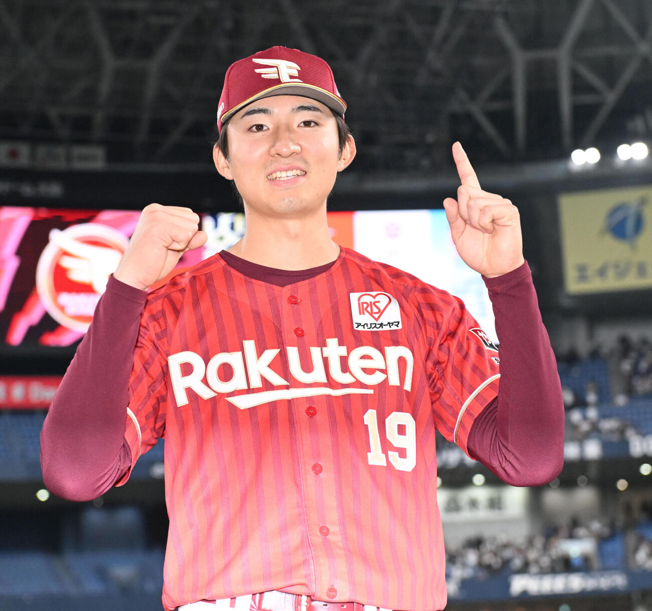 オリックス対楽天　開幕戦で勝利投手となりガッツポーズする楽天荘司（撮影・和賀正仁）