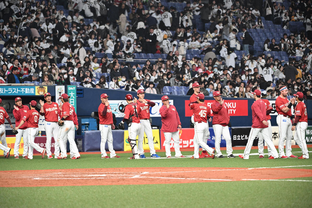 オリックス対楽天　オリックスに勝利しナインを迎える楽天三木監督ら（撮影・和賀正仁）