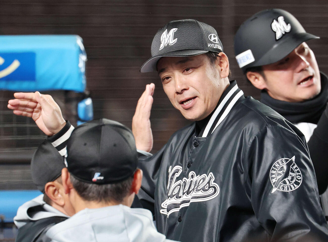 ロッテ対西武　監督初勝利を挙げタッチを交わすロッテのサブロー監督（撮影・宮地輝）