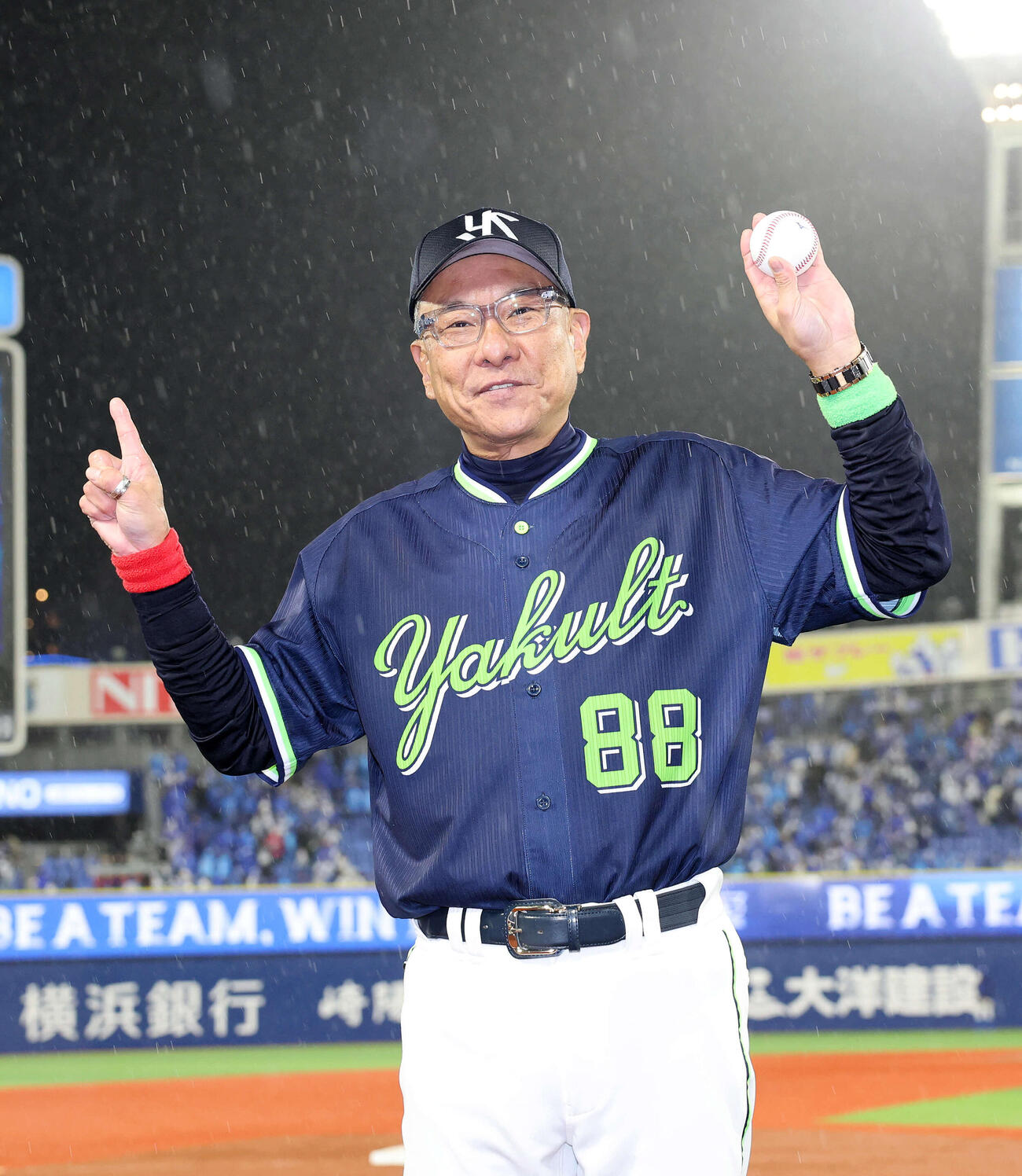 DeNA対ヤクルト　監督で初勝利し笑顔を見せるヤクルト池山監督（撮影・鈴木正人）　