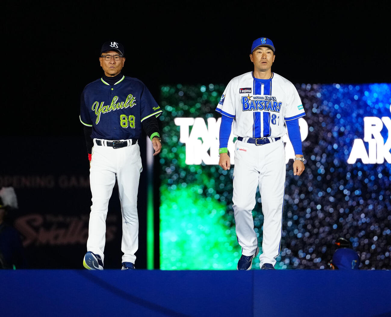DeNA対ヤクルト　試合前セレモニーに登場したヤクルト池山監督（左）とDeNA相川監督（撮影・鈴木みどり）