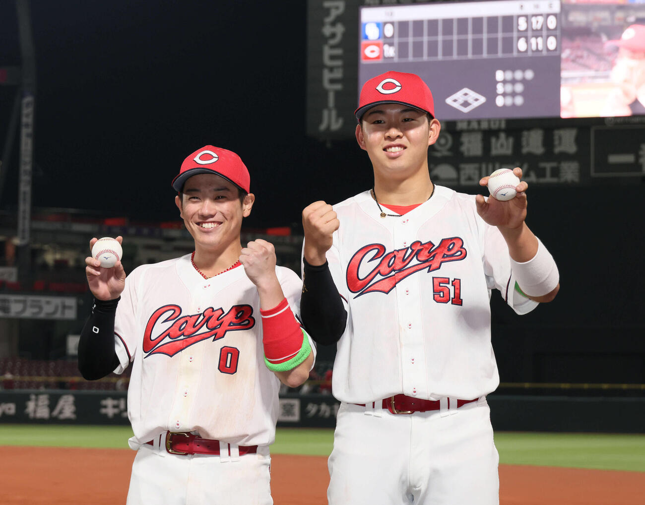 広島対中日　ポーズを決める広島勝田（左）と平川（撮影・加藤孝規）