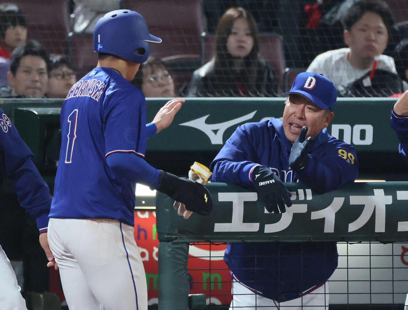 広島対中日　9回表中日無死一、三塁、福永の右前適時打で生還した岡林を迎える井上監督（撮影・加藤孝規）
