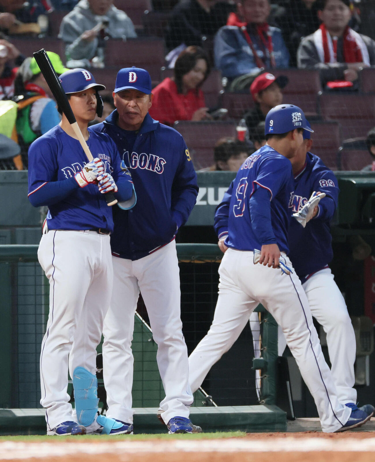 広島対中日　2回表中日無死三塁、次打者の柳（左）にアドバイスする井上監督。右は先制打で生還した石伊（撮影・加藤孝規）