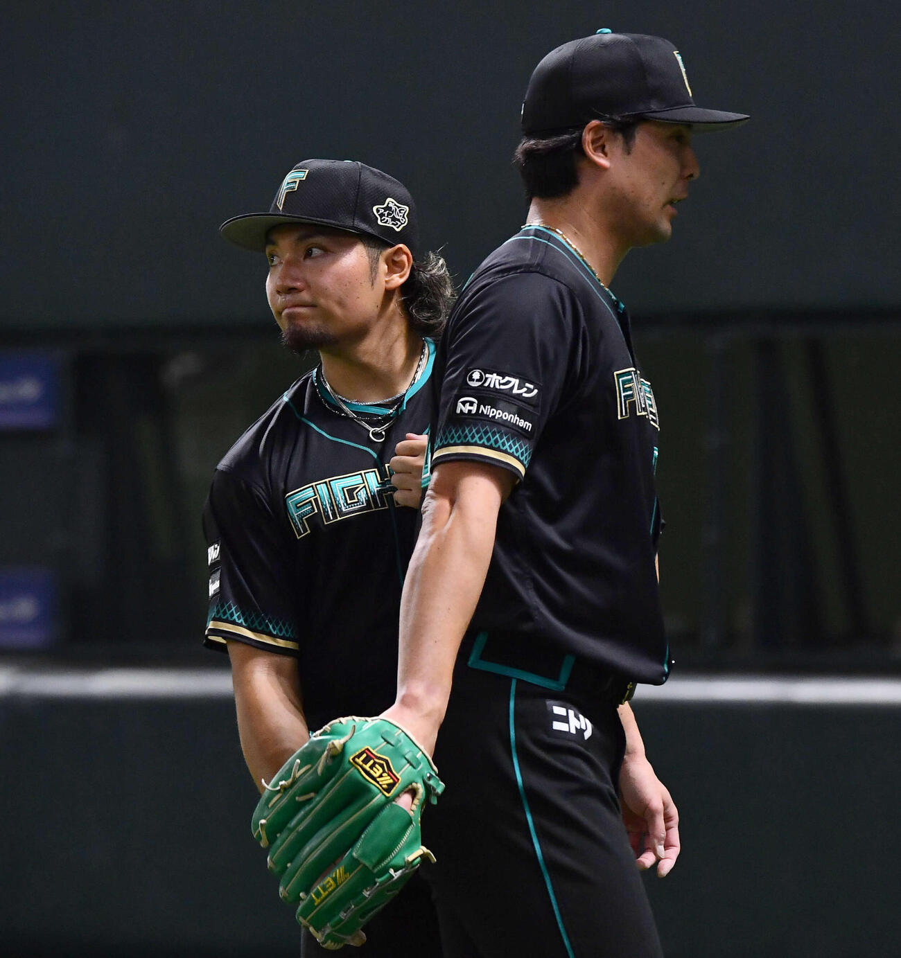 ソフトバンク対日本ハム　6回裏終了後、降板後の後続を抑えた上原（右）を迎える伊藤（撮影・岩下翔太）