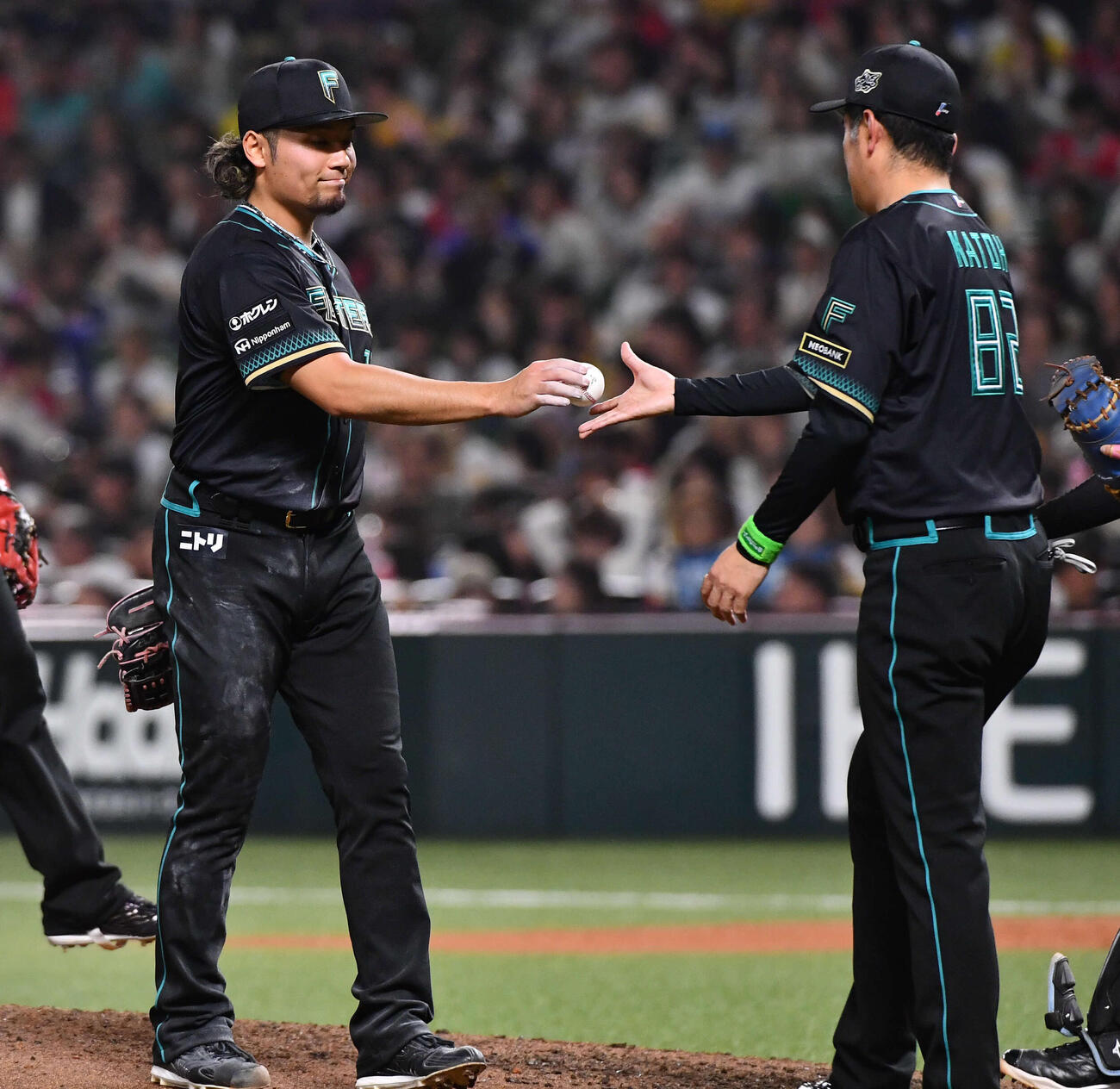 ソフトバンク対日本ハム　6回裏、牧原大に勝ち越し二塁打を打たれて降板となり、加藤コーチ（右）にボールを手渡す伊藤（撮影・岩下翔太）
