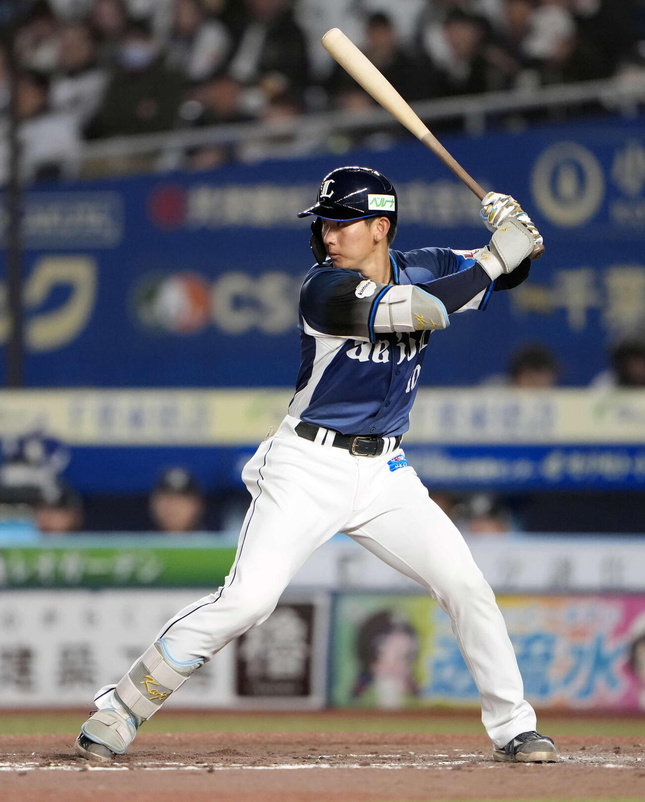 ロッテ対西武　3回表西武1死、右前打を放つ西武小島（撮影・小島史椰）